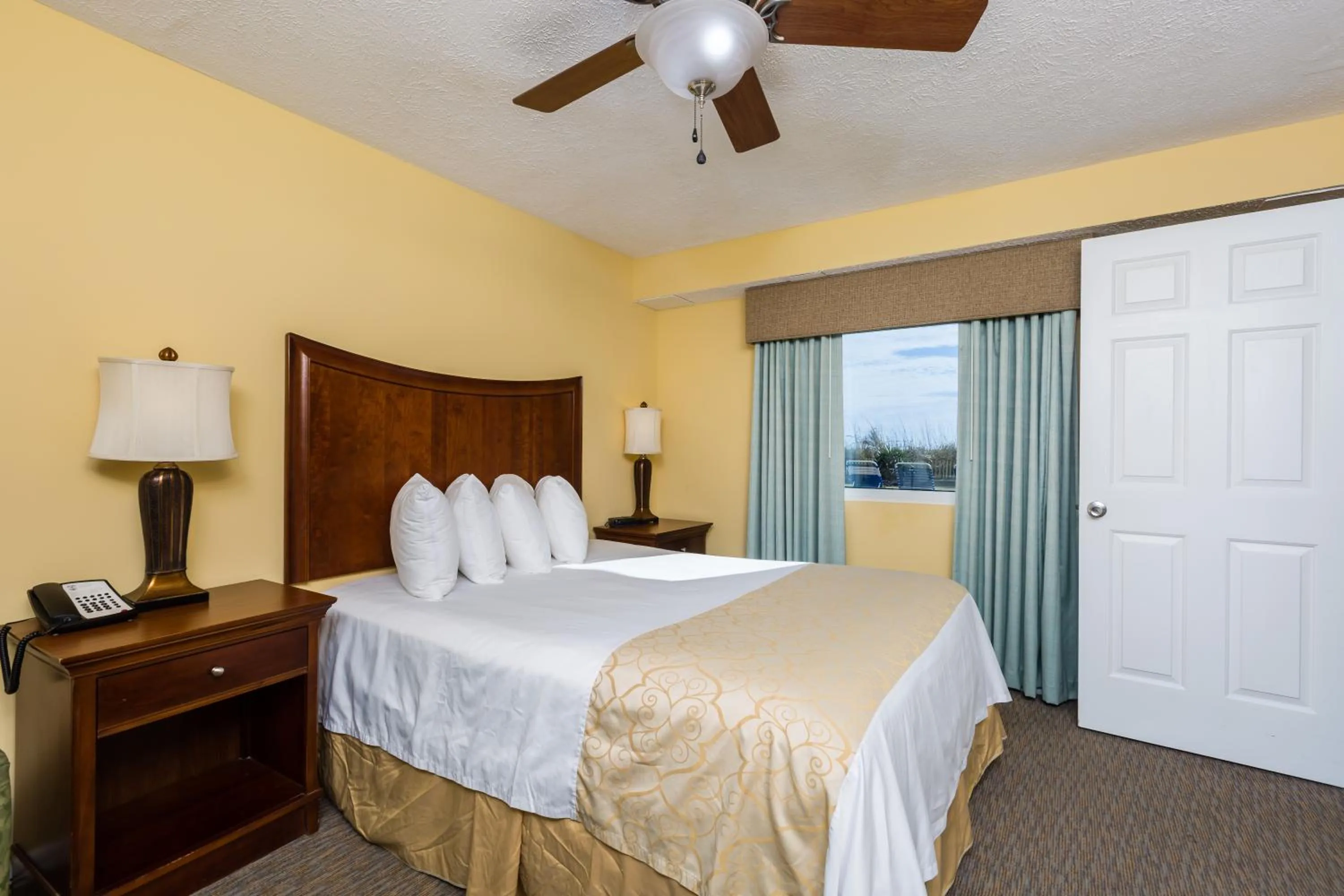 Bedroom, Bed in Jade Tree Cove