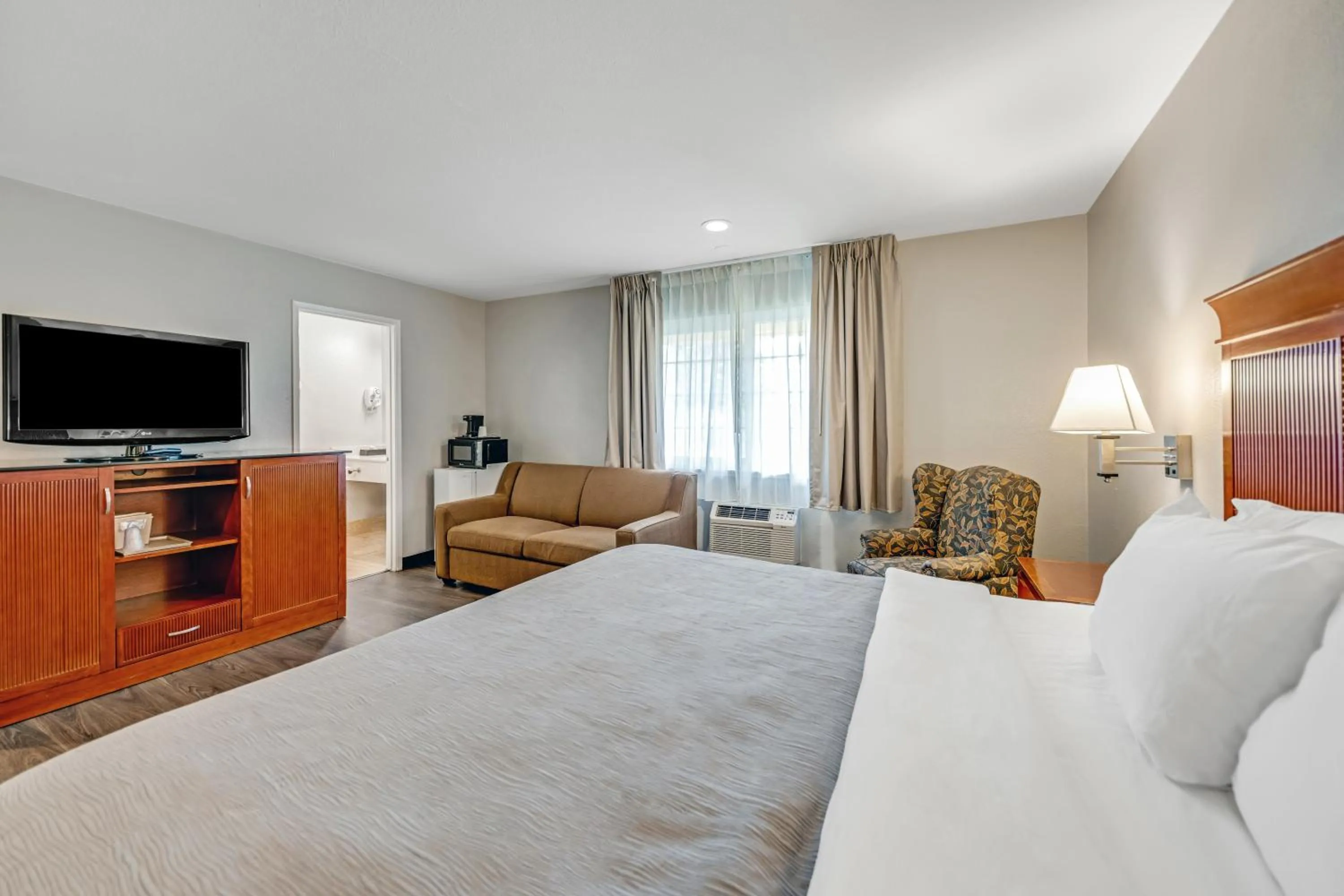 Bed in Quality Inn Santa Cruz Downtown Area