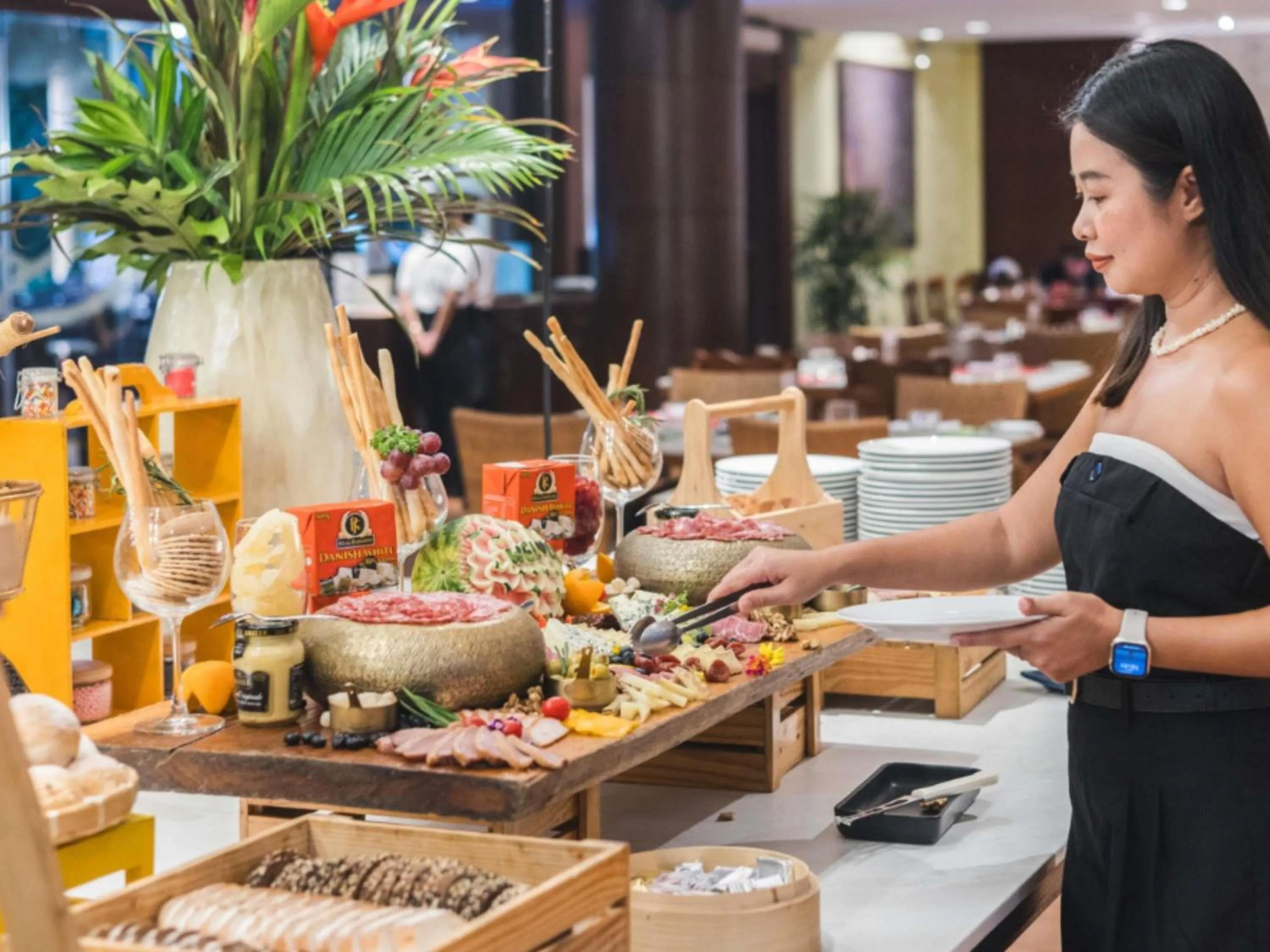 Restaurant/places to eat in Pullman Phuket Karon Beach Resort