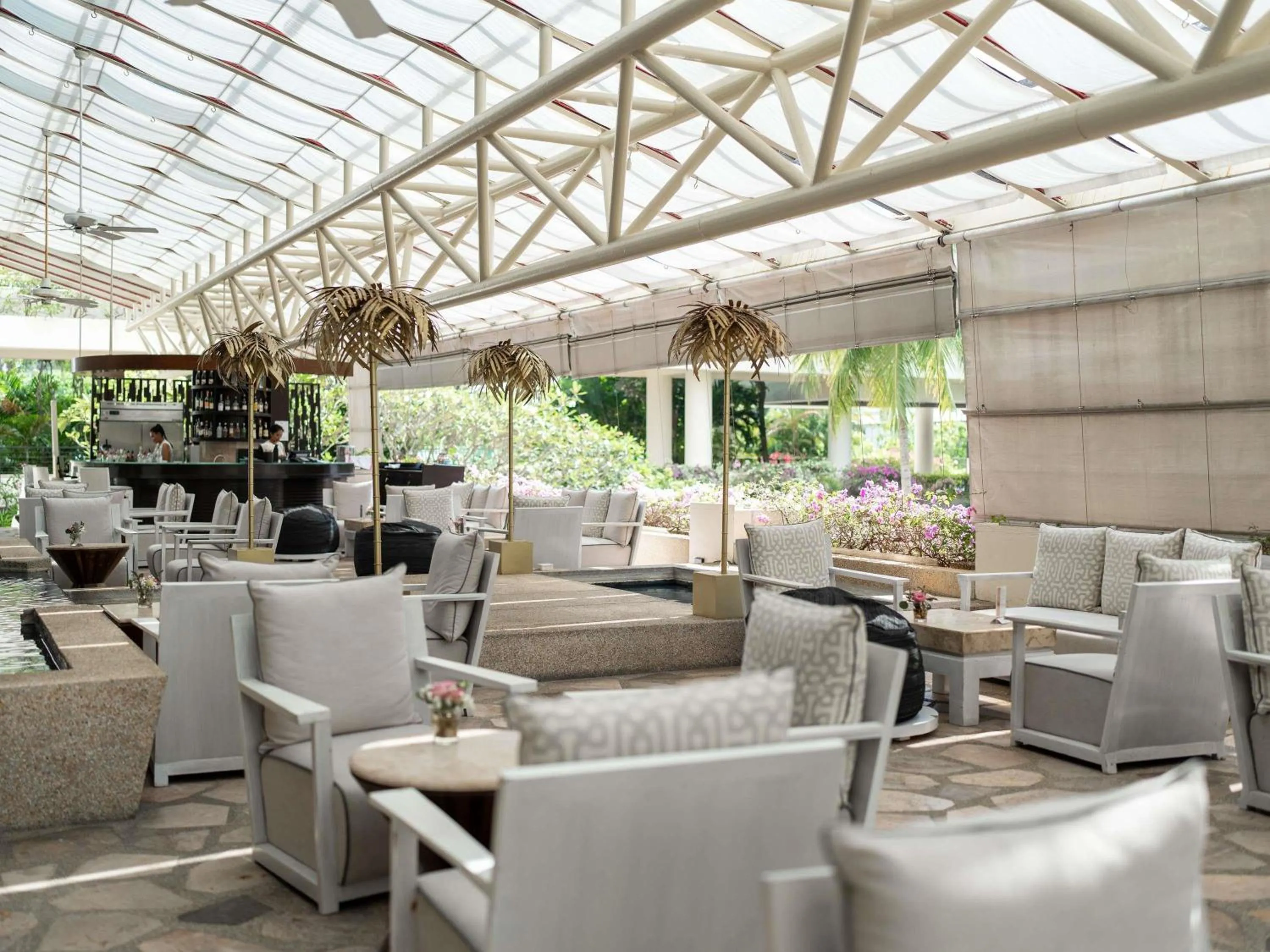 Lounge or bar in Pullman Phuket Karon Beach Resort