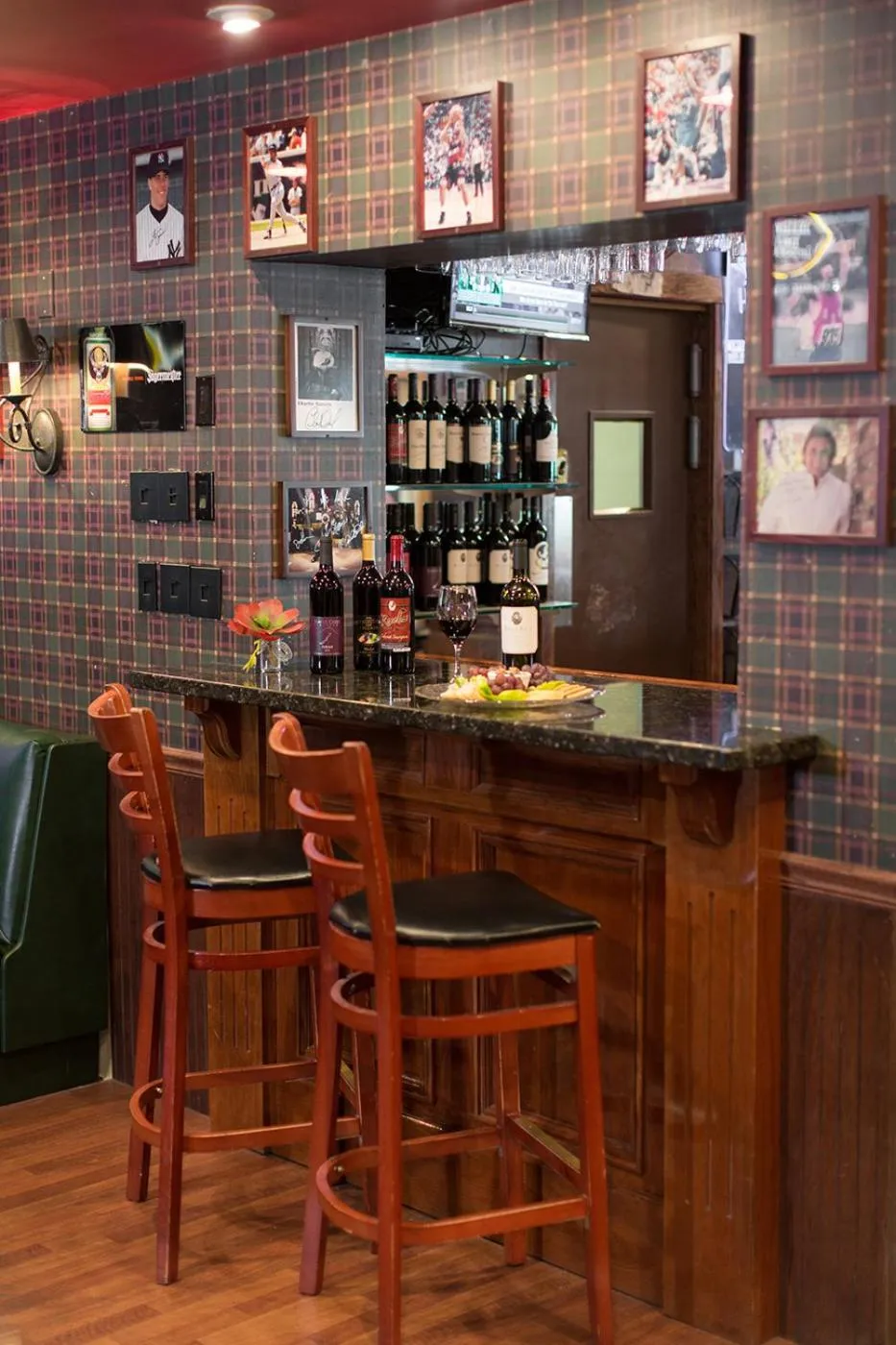 Lounge or bar in Rogue Regency Inn & Suites