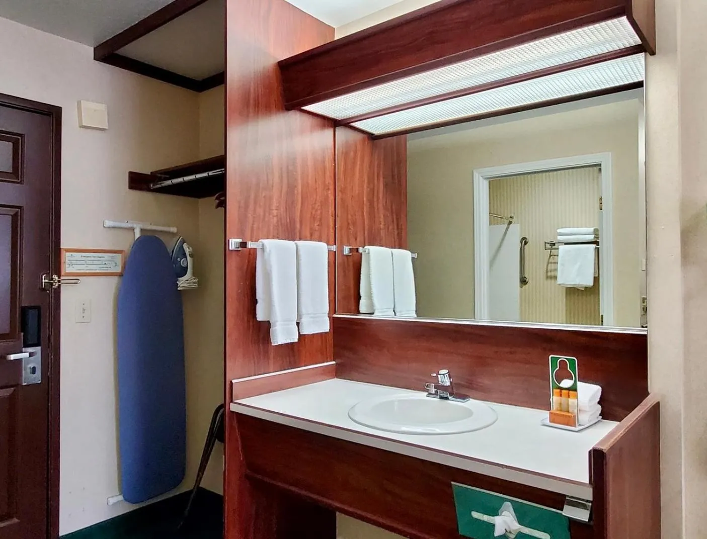 Bedroom in Rogue Regency Inn Medford Airport