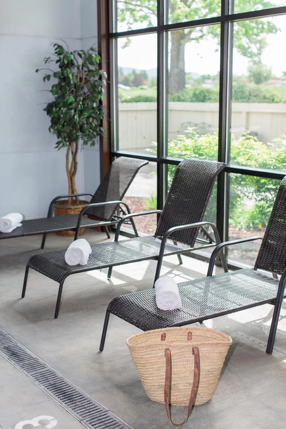 Swimming pool in Rogue Regency Inn & Suites