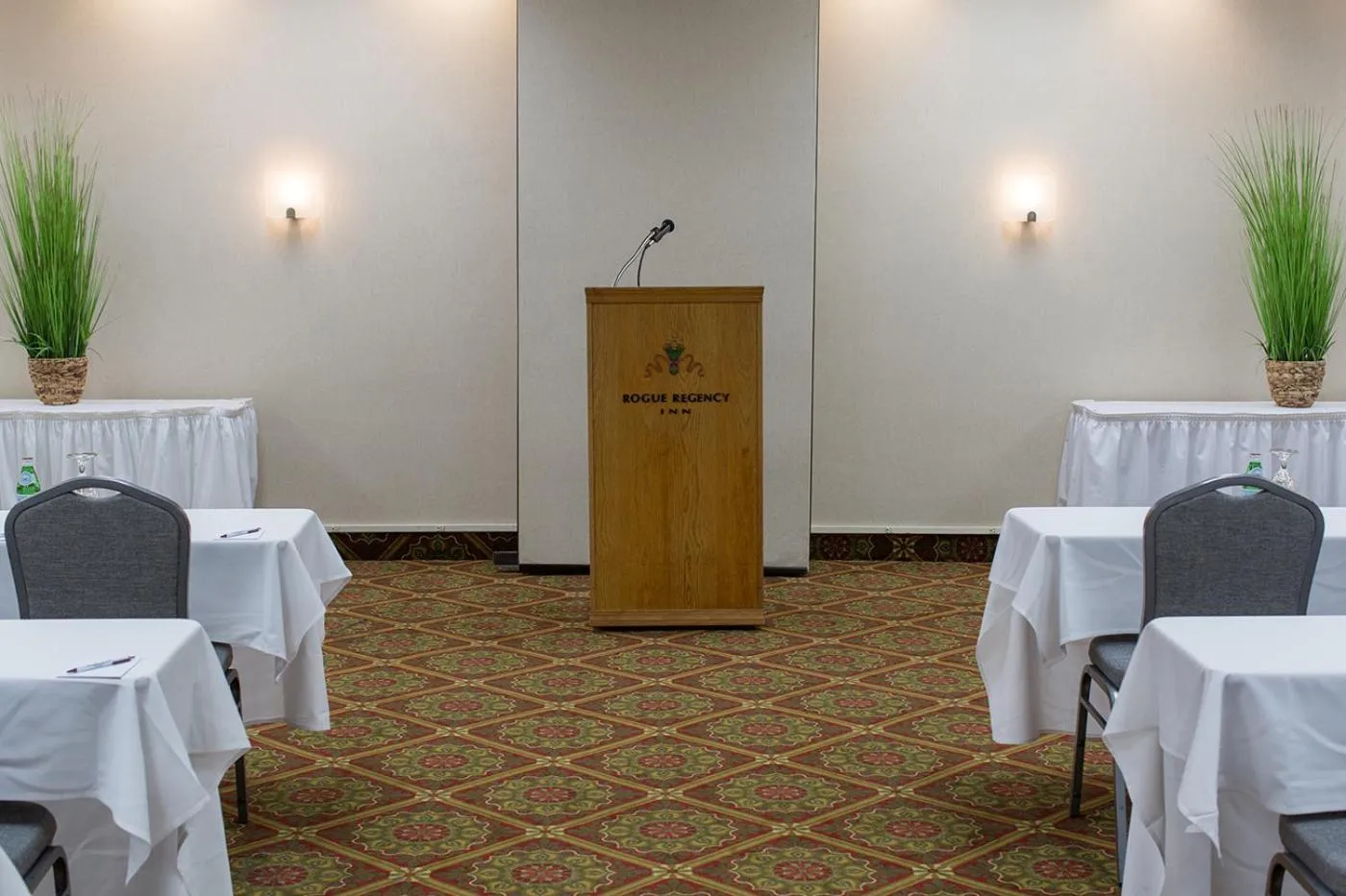Meeting/conference room in Rogue Regency Inn & Suites