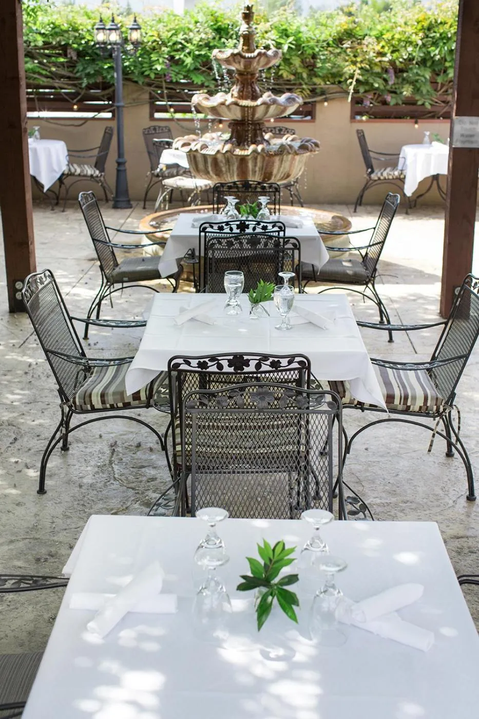 Patio in Rogue Regency Inn & Suites