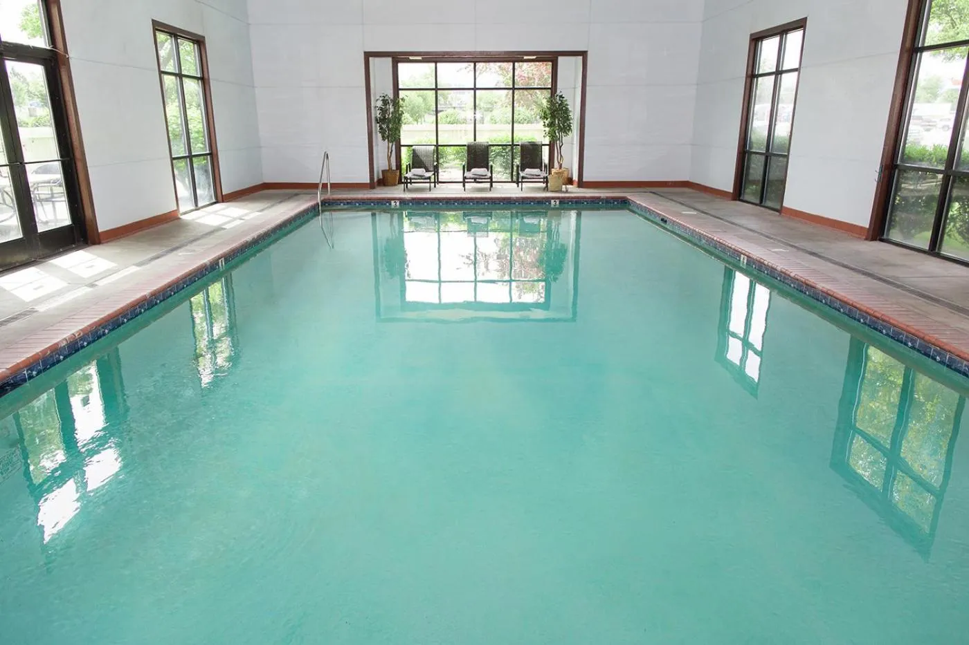 Swimming pool in Rogue Regency Inn & Suites