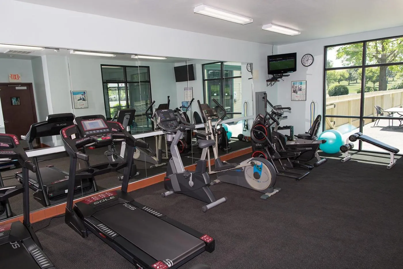 Fitness centre/facilities in Rogue Regency Inn & Suites