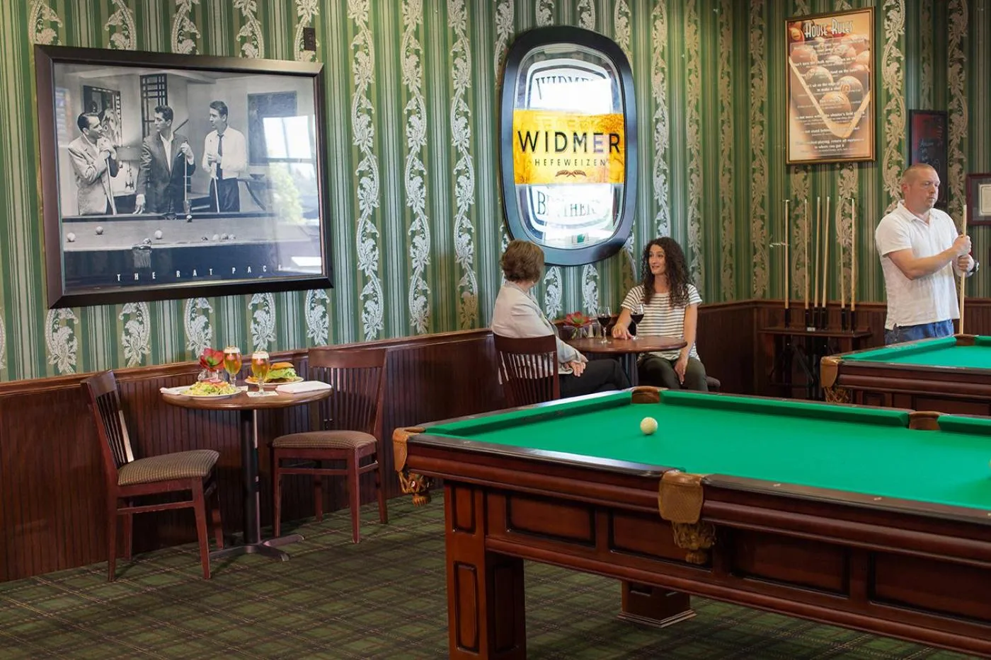 Billiard in Rogue Regency Inn & Suites