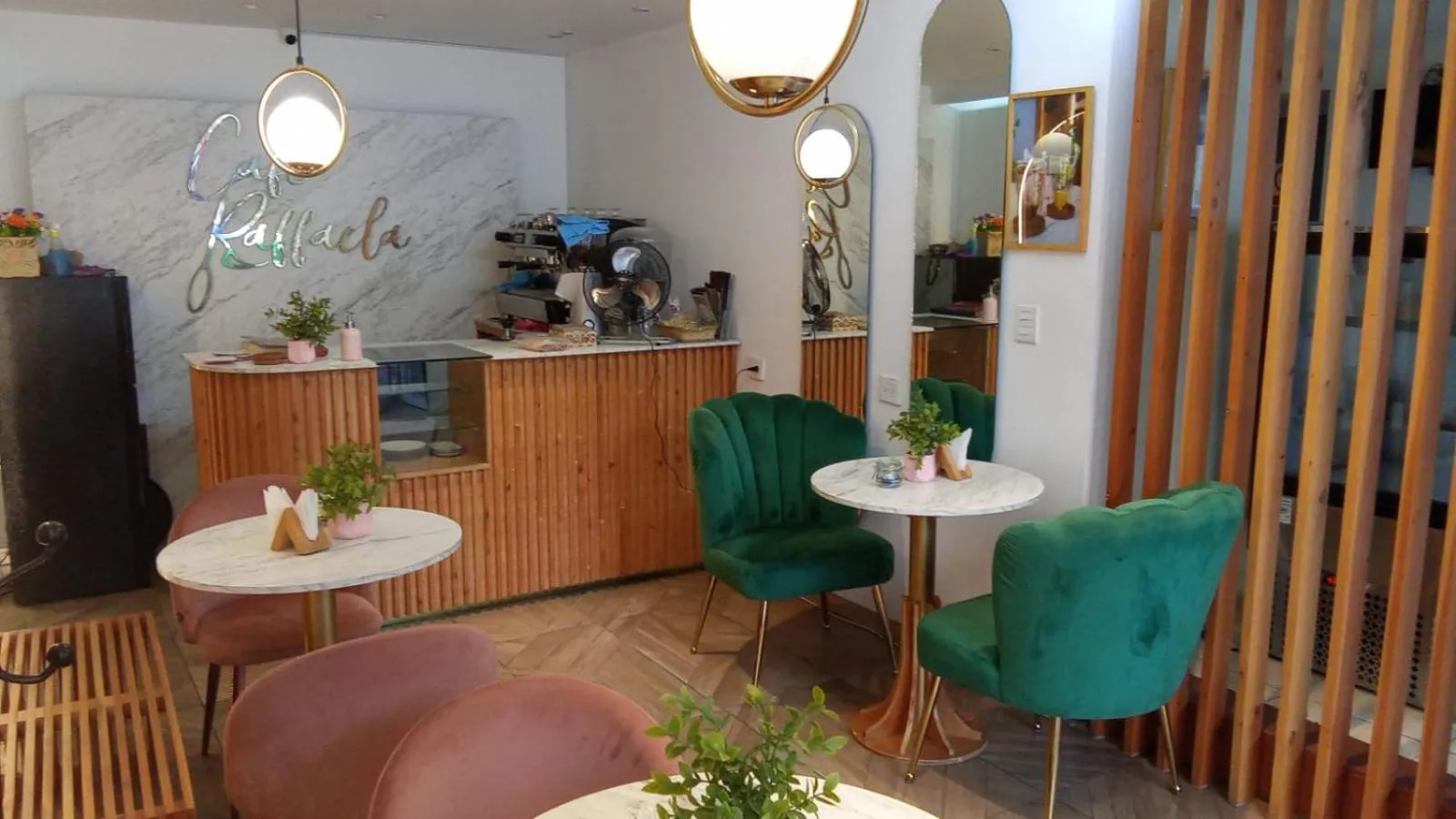 Restaurant/places to eat in Hotel Imperial