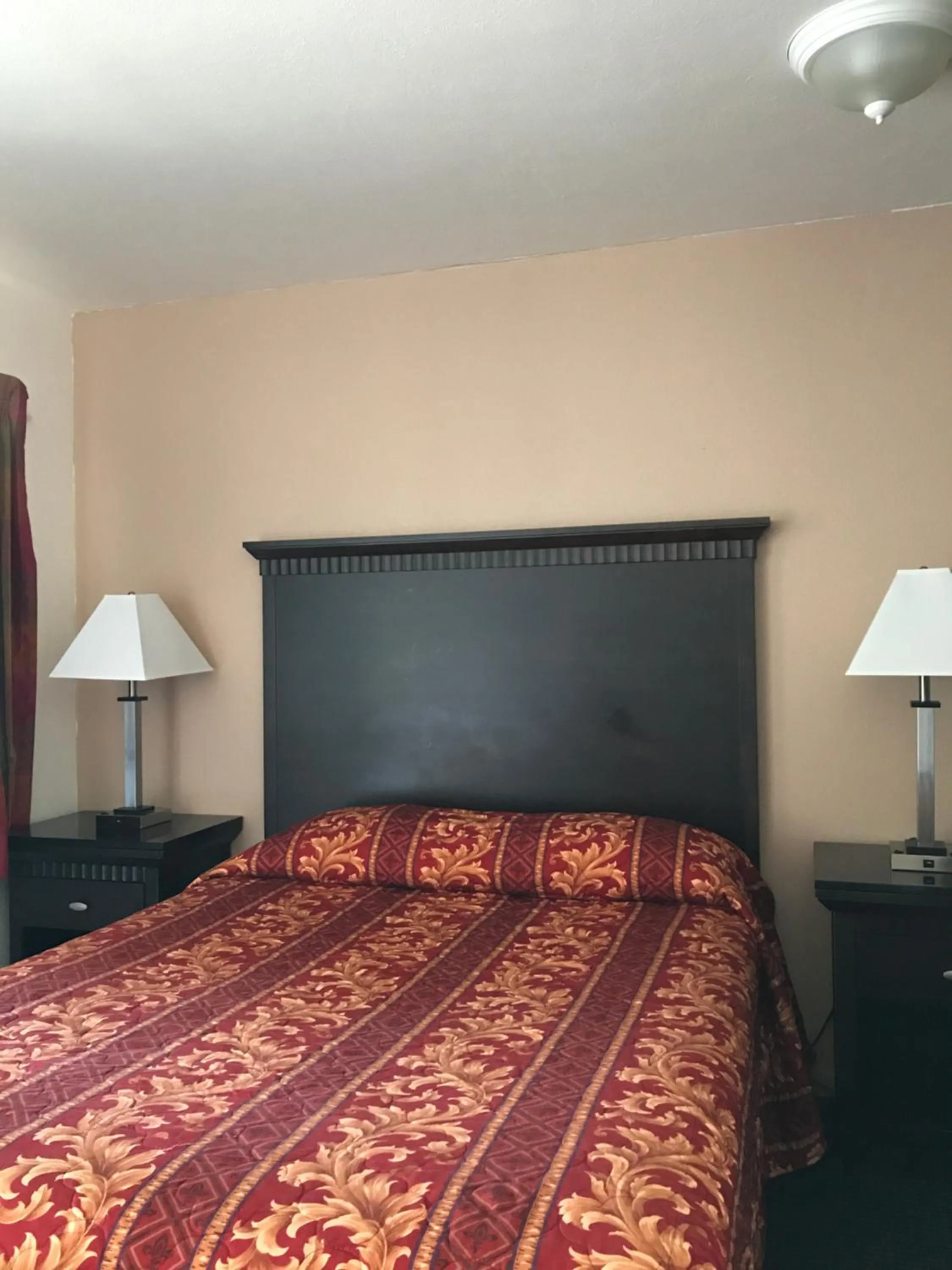 Bed in Townhouse Motel