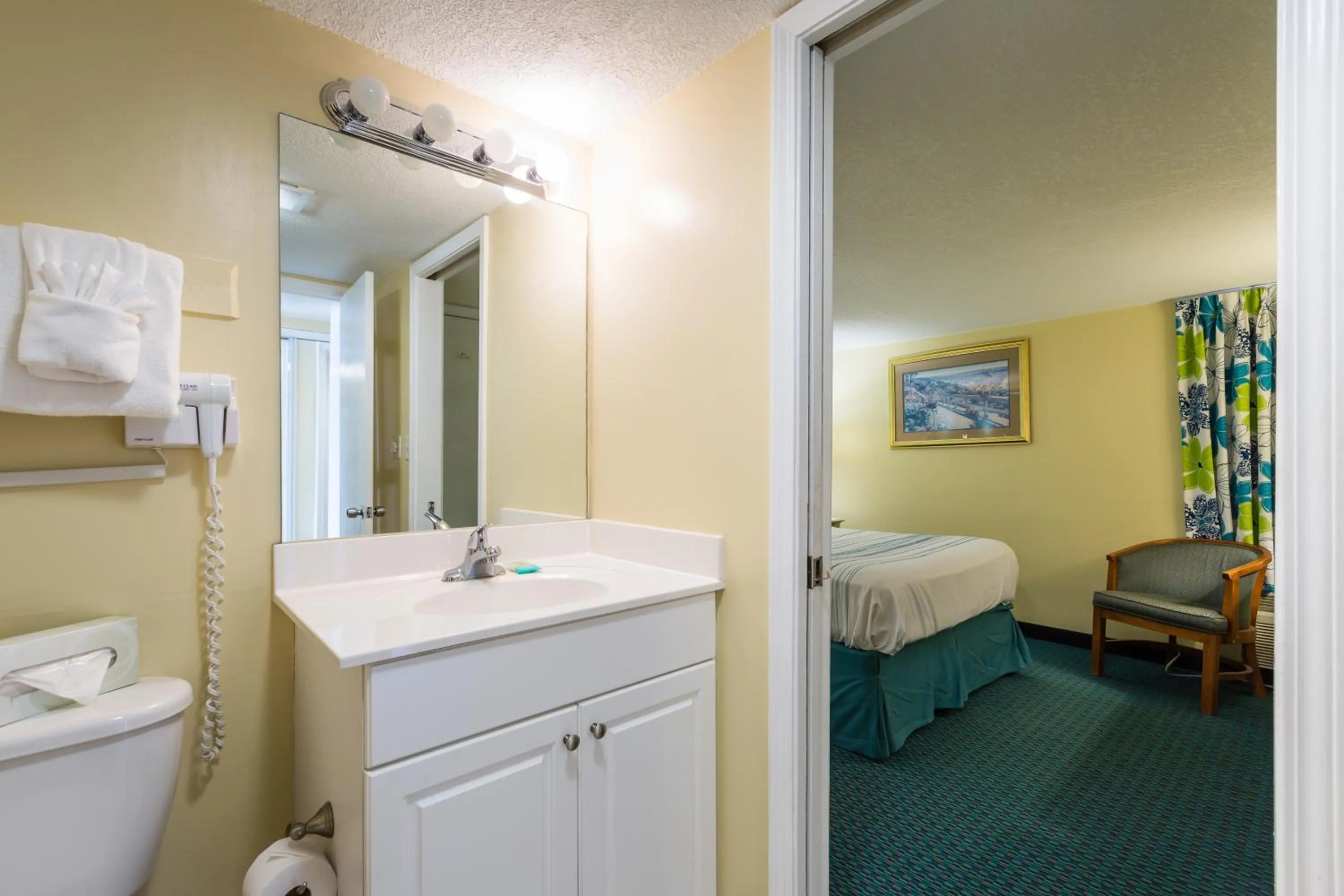 Bathroom, Bed in Peppertree By The Sea