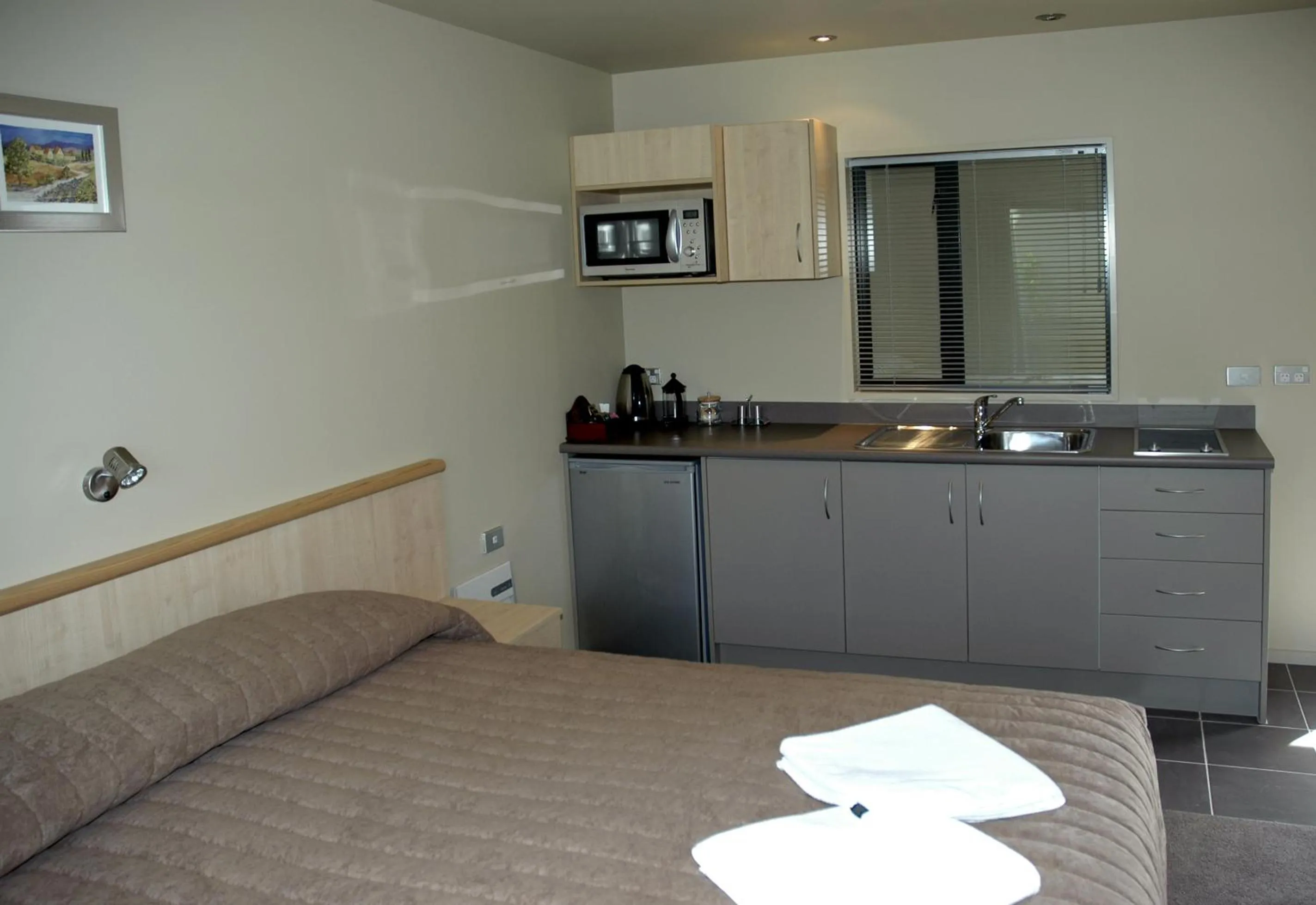 Bed in Kaikoura Gateway Motor Lodge