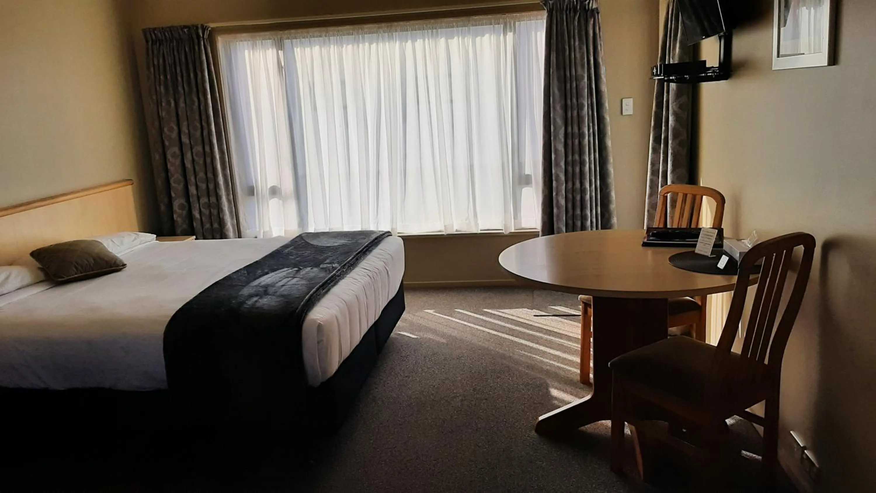 Bed in Kaikoura Gateway Motor Lodge