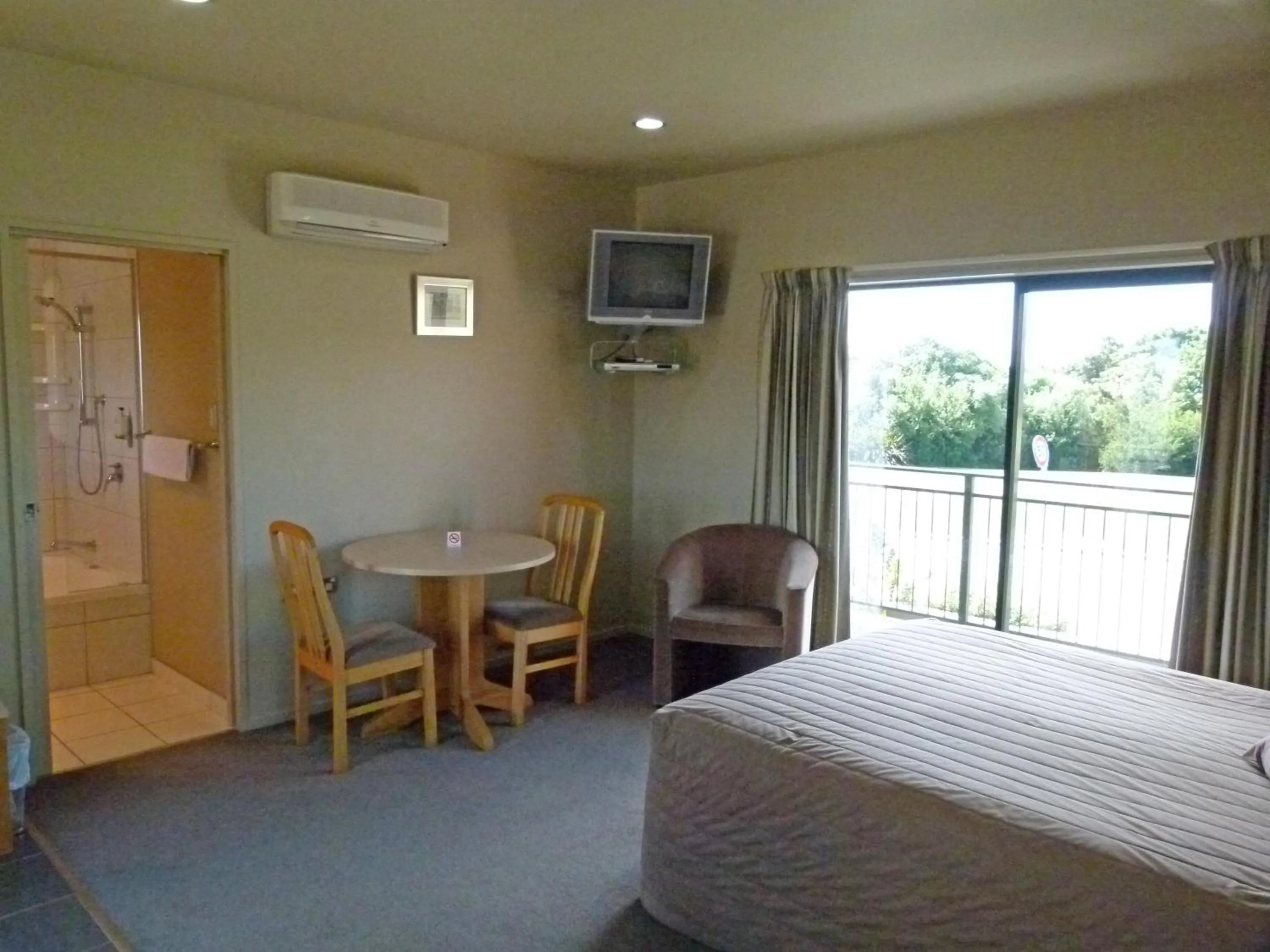 Bed in Kaikoura Gateway Motor Lodge