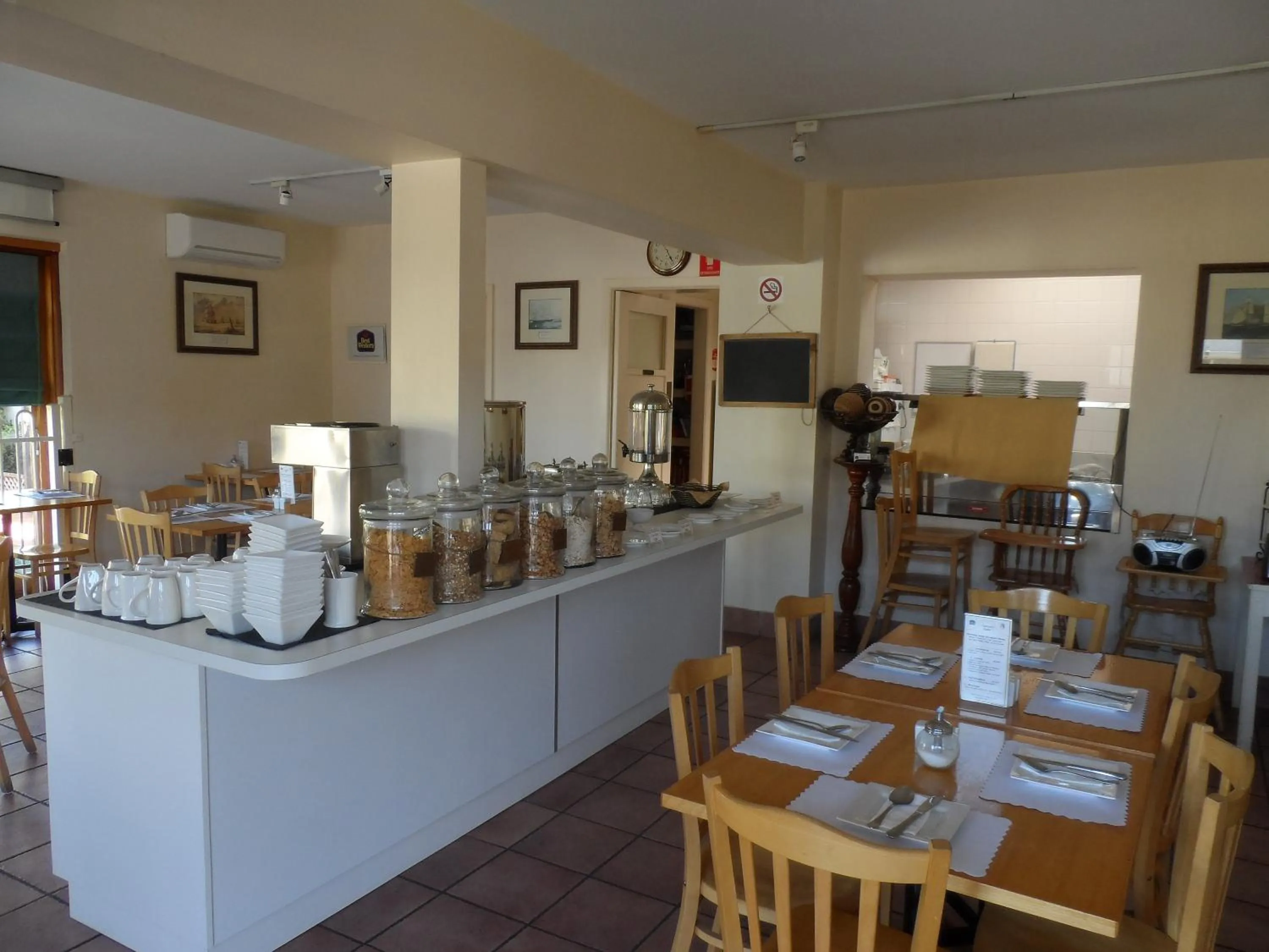 Restaurant/places to eat in Admiralty Inn