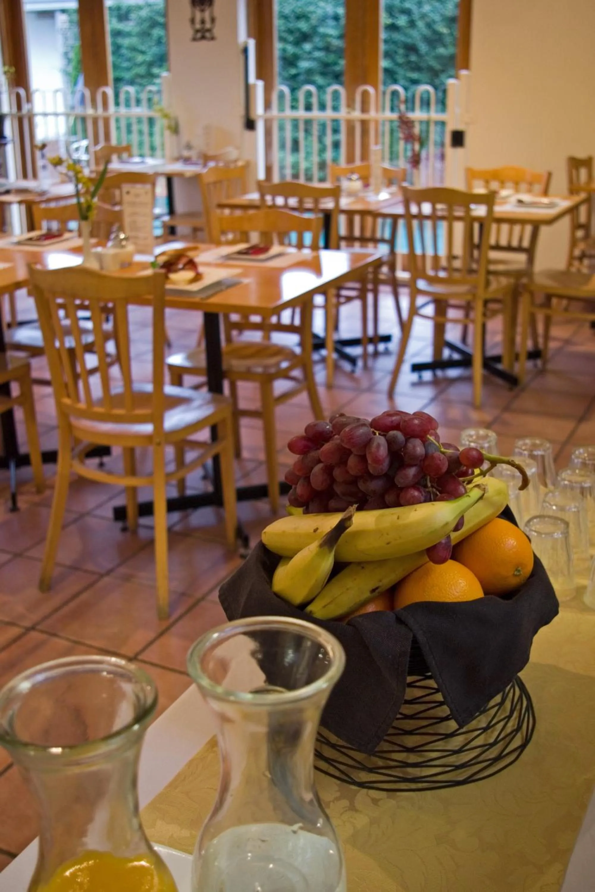 Restaurant/places to eat in Admiralty Inn