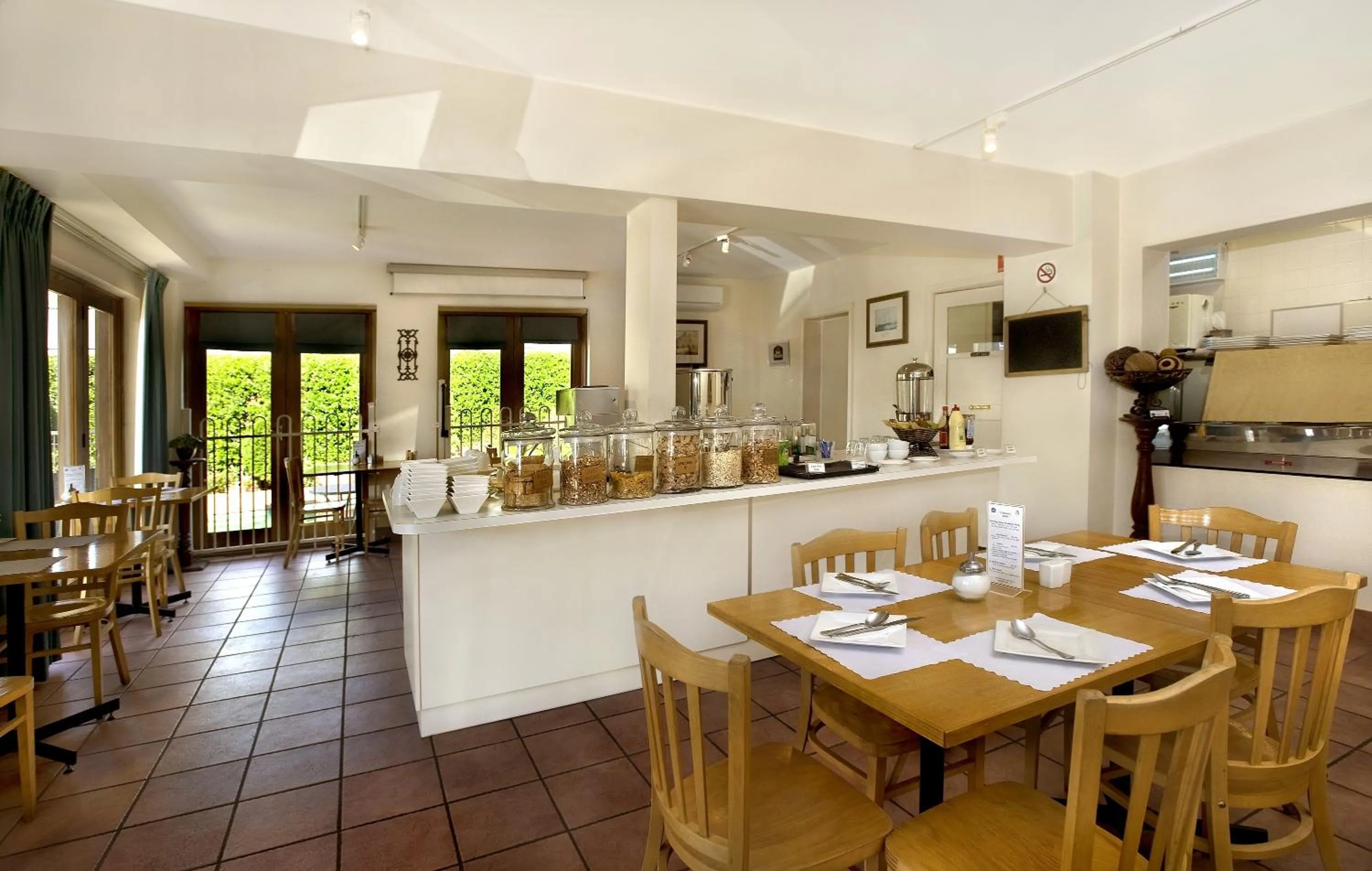 Restaurant/places to eat in Admiralty Inn