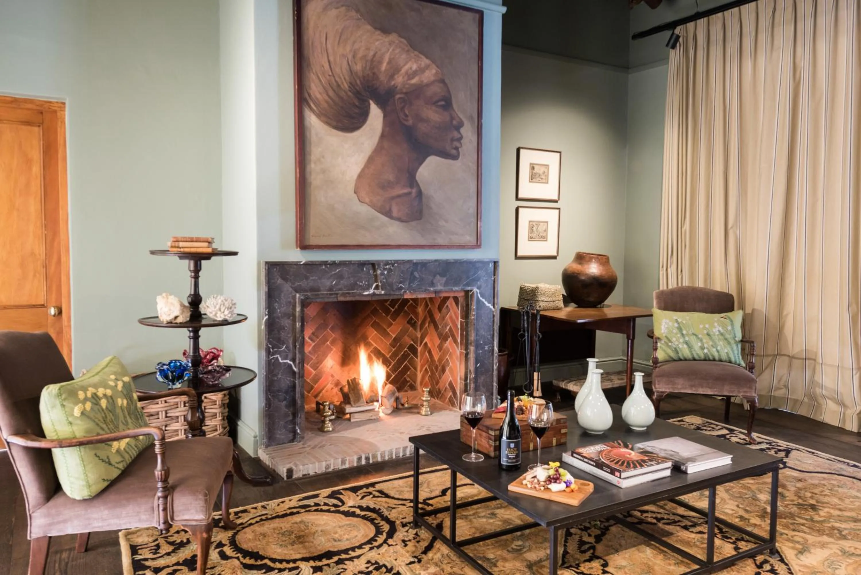 Communal lounge/ TV room in La Clé Lodge