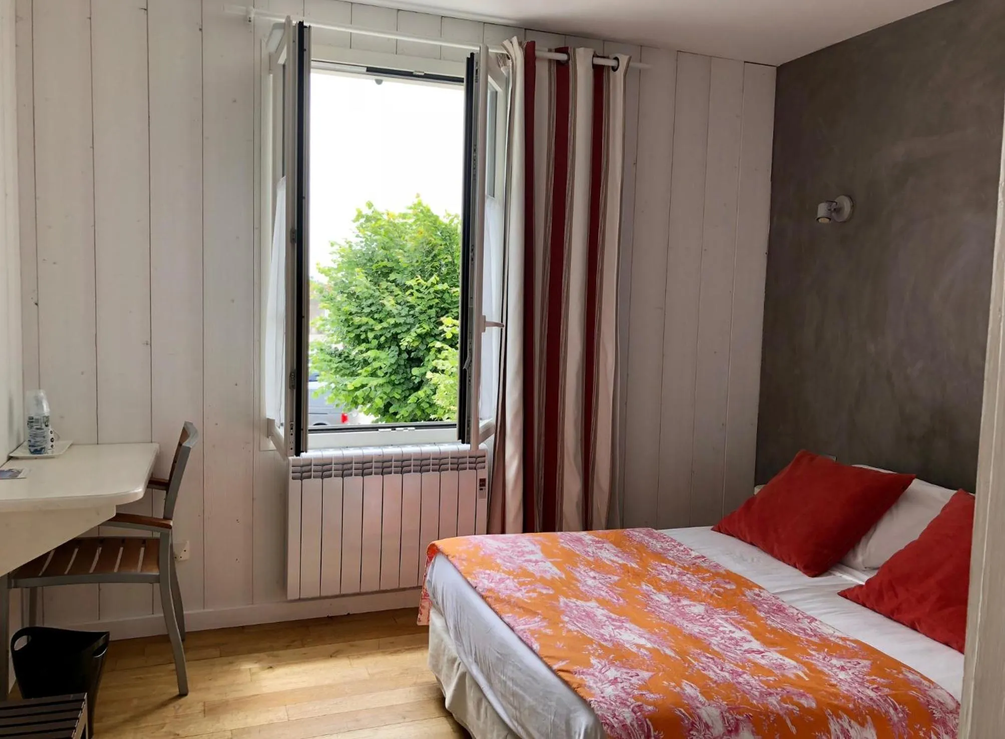 Bedroom, Bed in Hotel Le Clocher