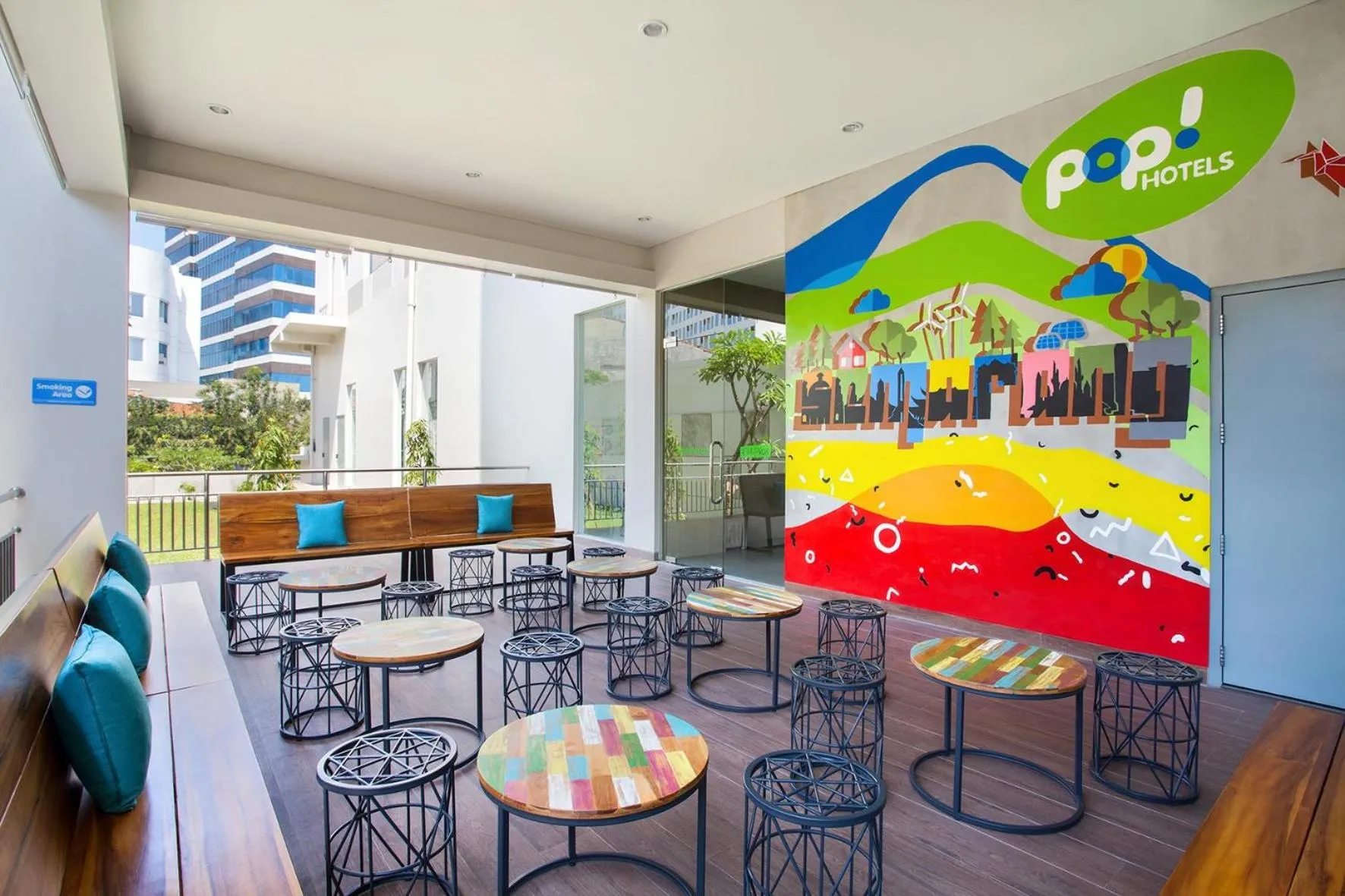 Dining area in POP! Hotel Pemuda Semarang