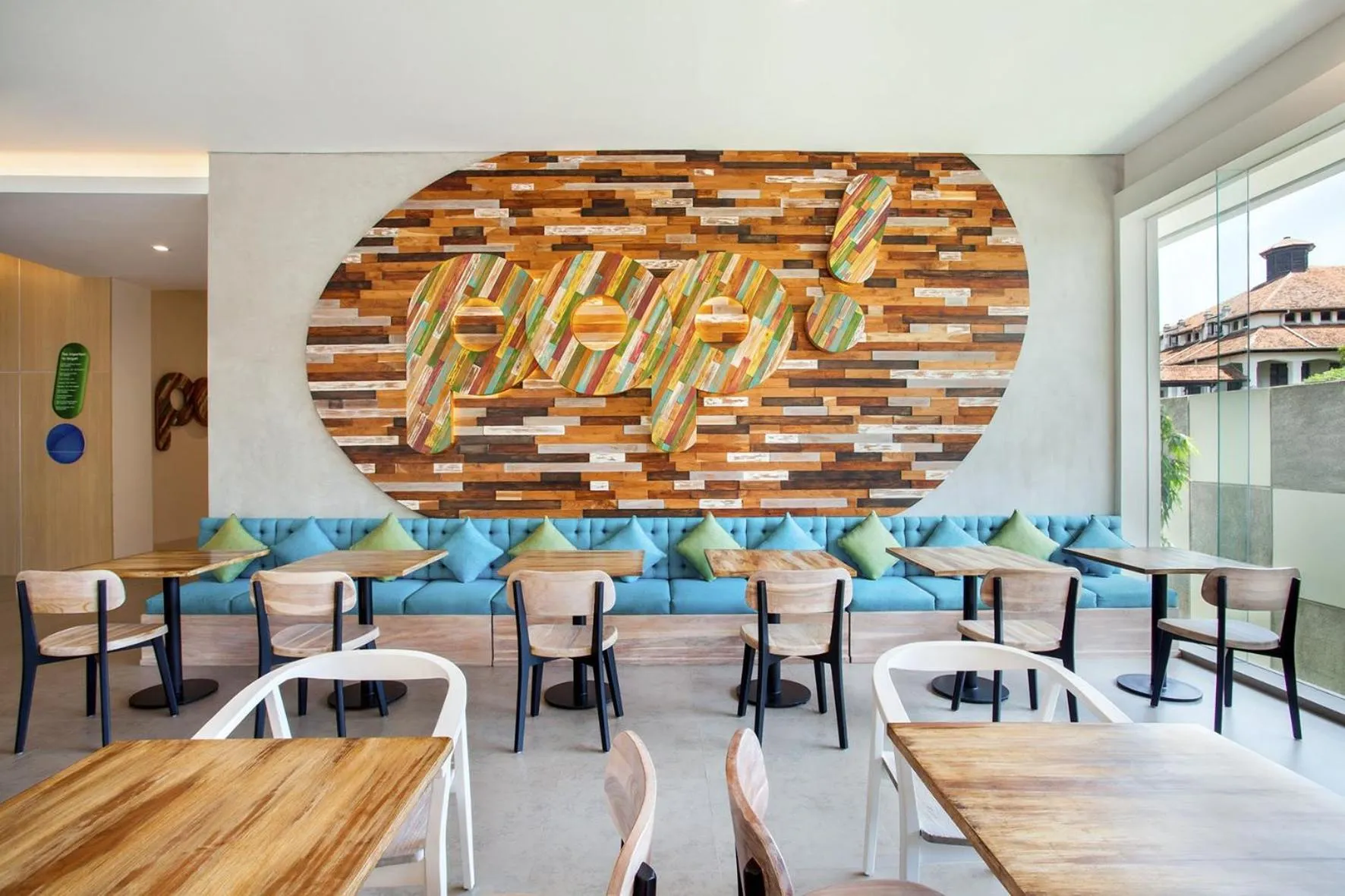 Dining area in POP! Hotel Pemuda Semarang