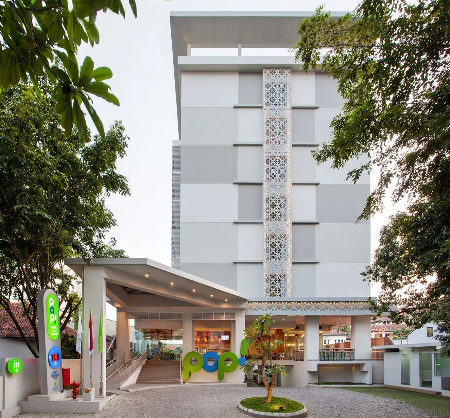 Facade/entrance in POP! Hotel Pemuda Semarang