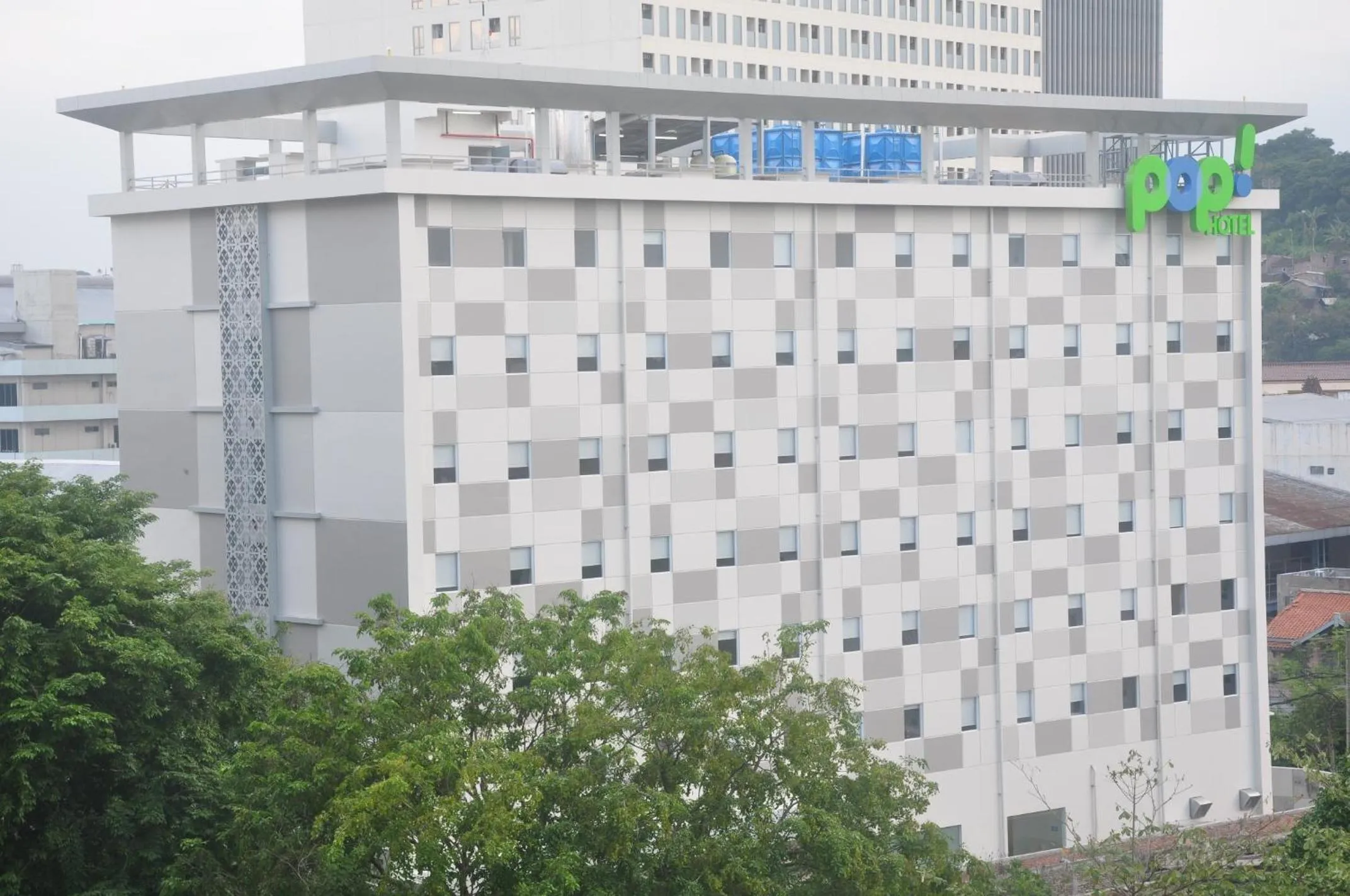 Facade/entrance in POP! Hotel Pemuda Semarang