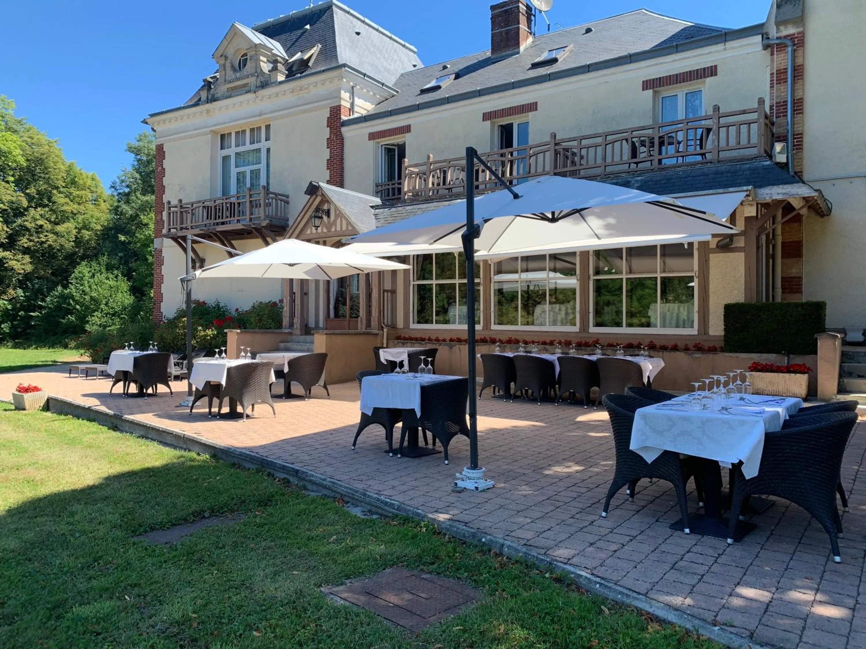 Restaurant/places to eat in Château Des Bondons EI