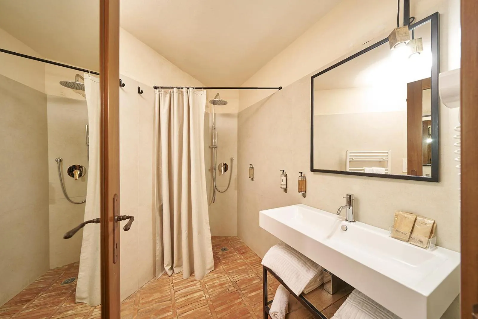 Shower in Fra I Sassi Residence