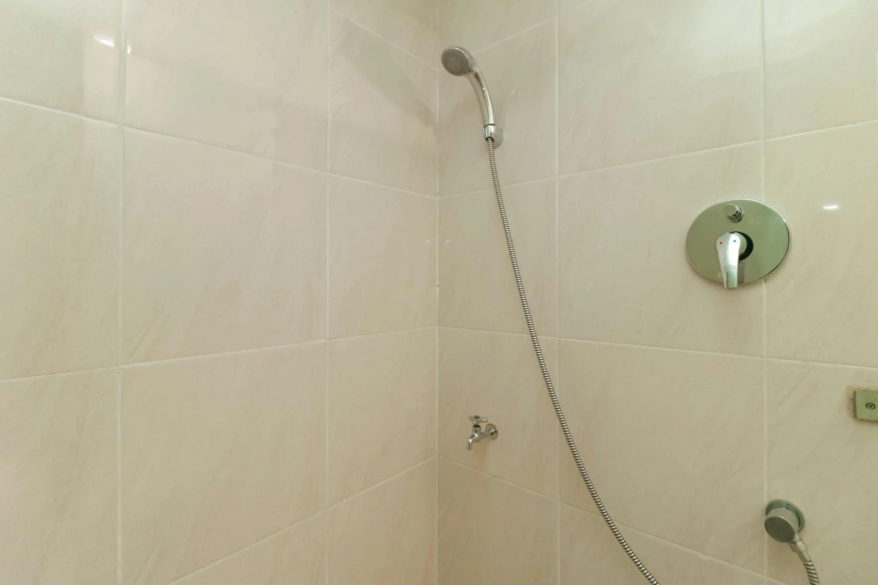 Bathroom in RedDoorz Plus near Halim Perdanakusuma 2