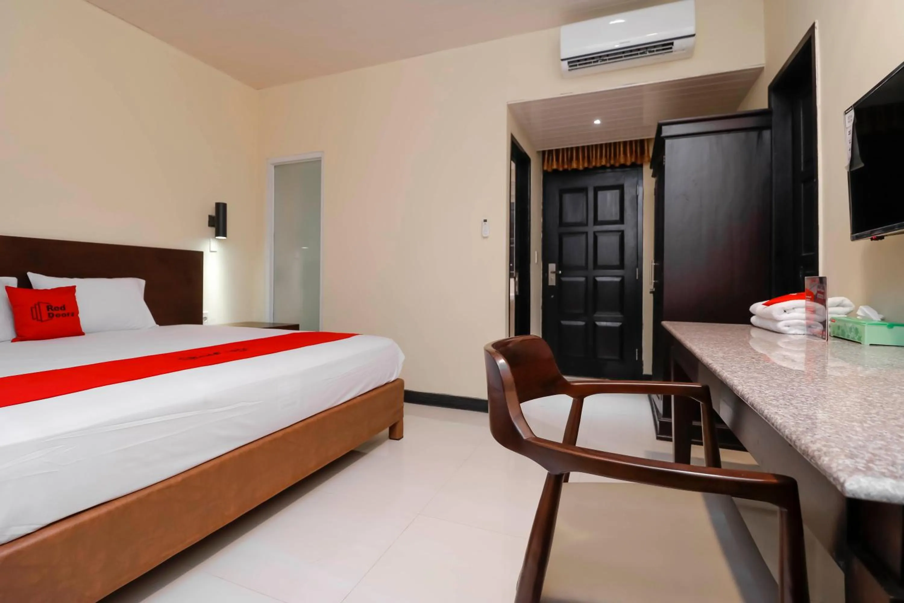 Bedroom, Bed in RedDoorz Plus near Halim Perdanakusuma 2