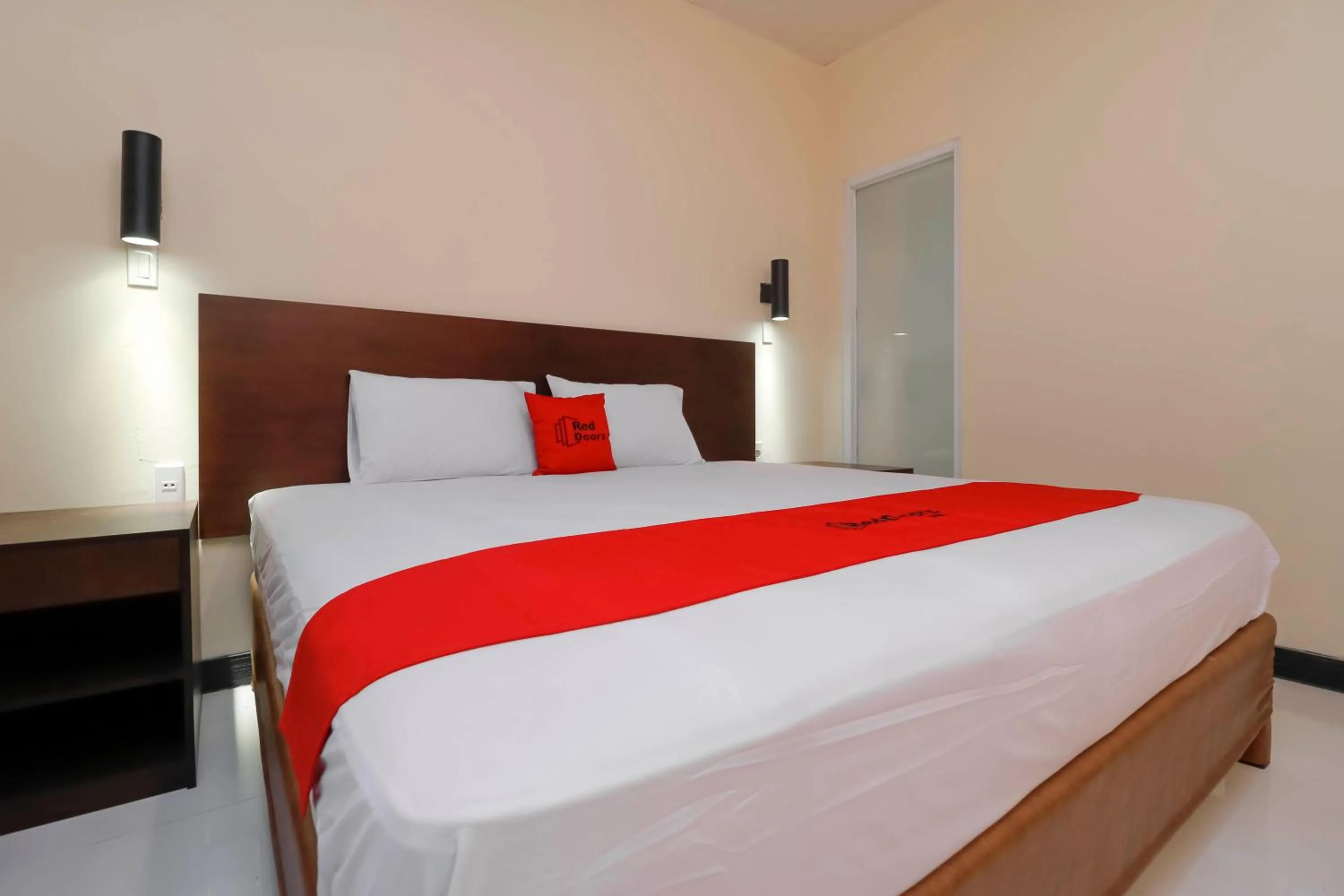 Bedroom, Bed in RedDoorz Plus near Halim Perdanakusuma 2