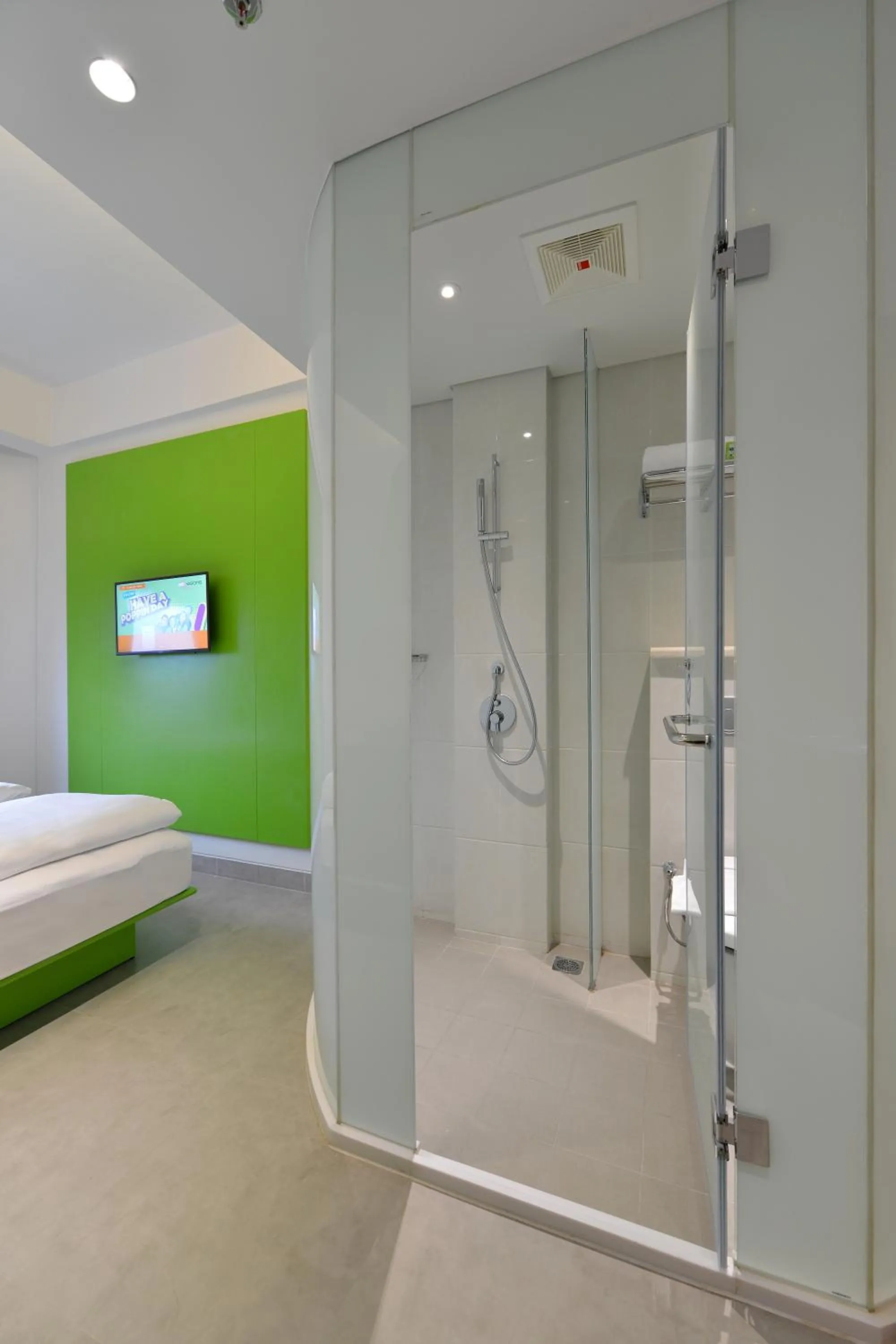 Shower in POP! Hotel Solo