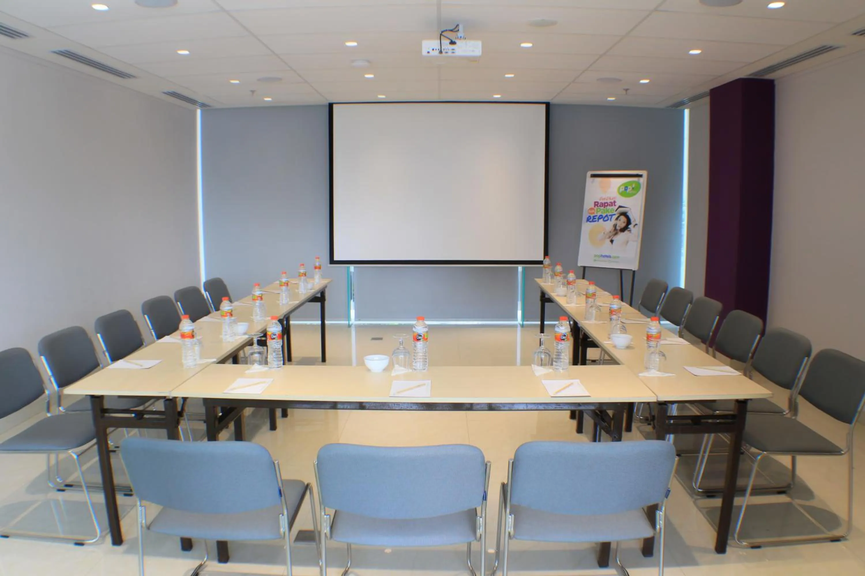 Meeting/conference room in POP! Hotel Solo