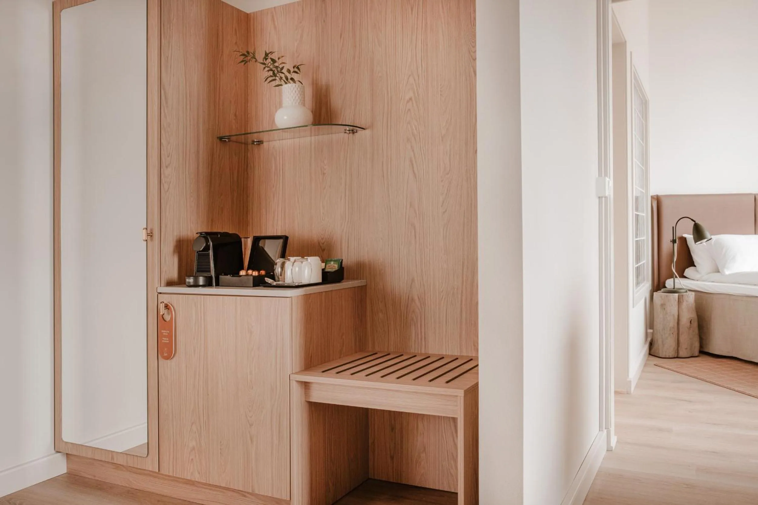 Coffee/tea facilities, Bed in Jegtvolden Fjordhotell