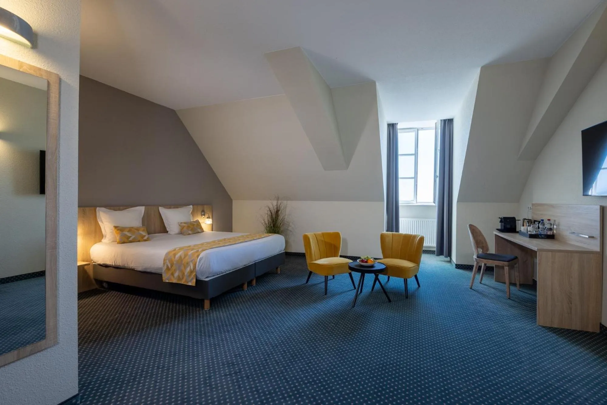 Bedroom, Bed in Hôtel Val-Vignes Colmar Haut-Koenigsbourg, The Originals Relais