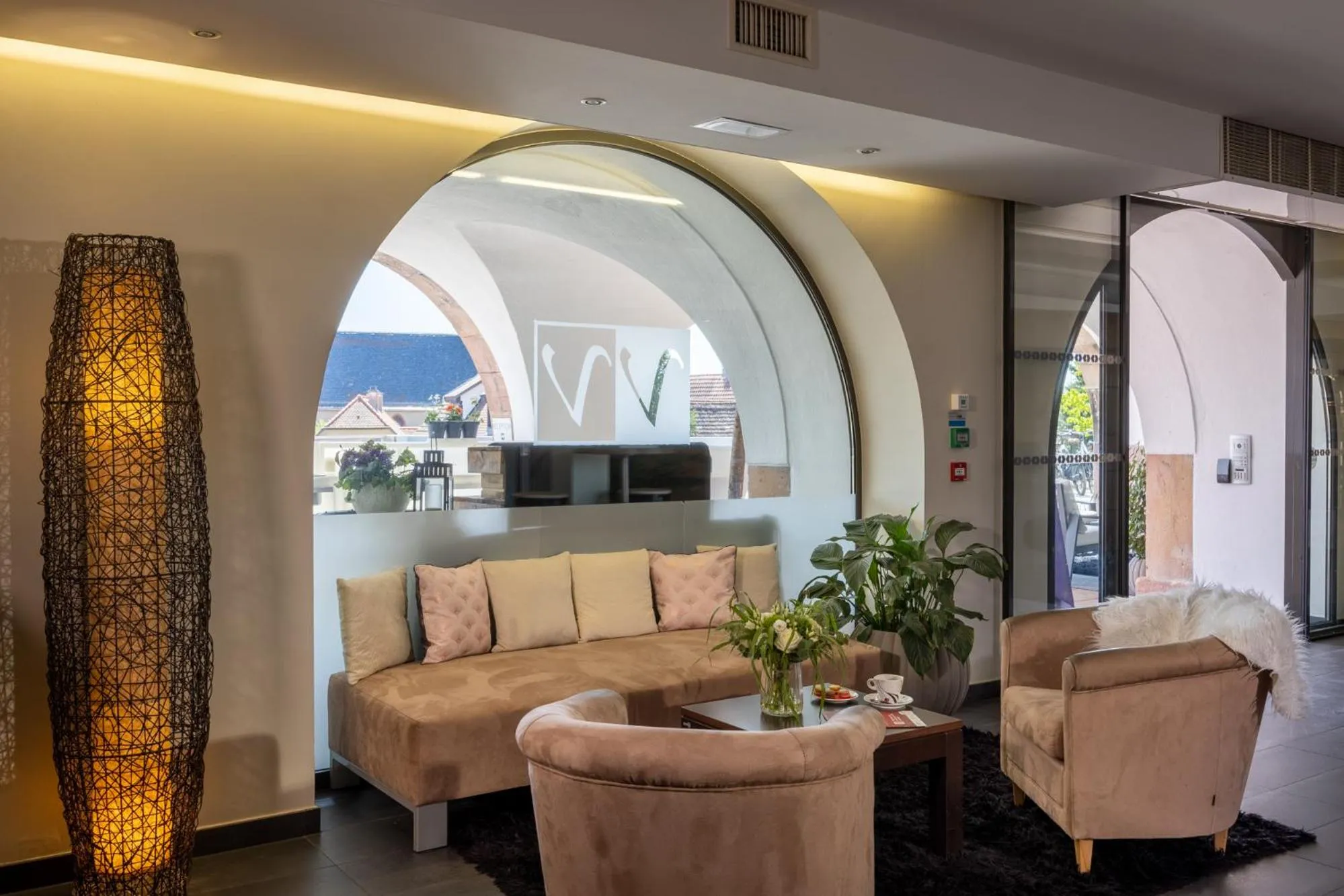 Lobby or reception in Hôtel Val-Vignes Colmar Haut-Koenigsbourg, The Originals Relais