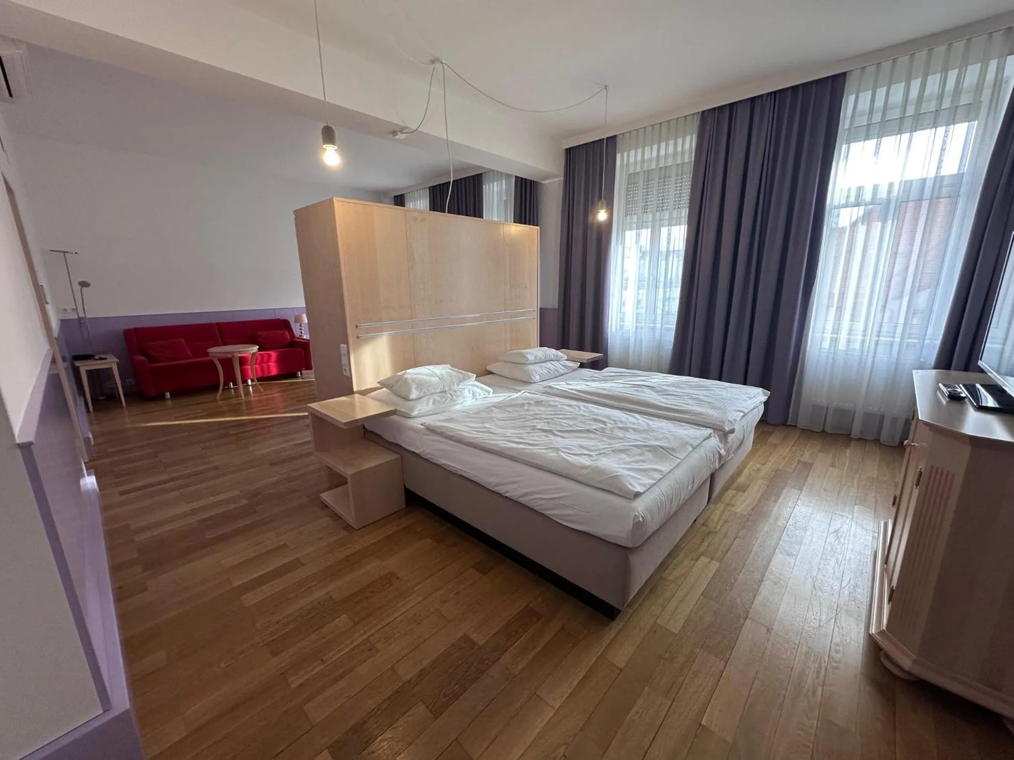 Photo of the whole room, Bed in Hotel Caroline