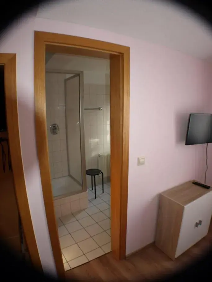 Double Room with Private Bathroom in PENSION zur alten Gärtnerei Double Room with Private Bathroom in PENSION zur alten Gärtnerei