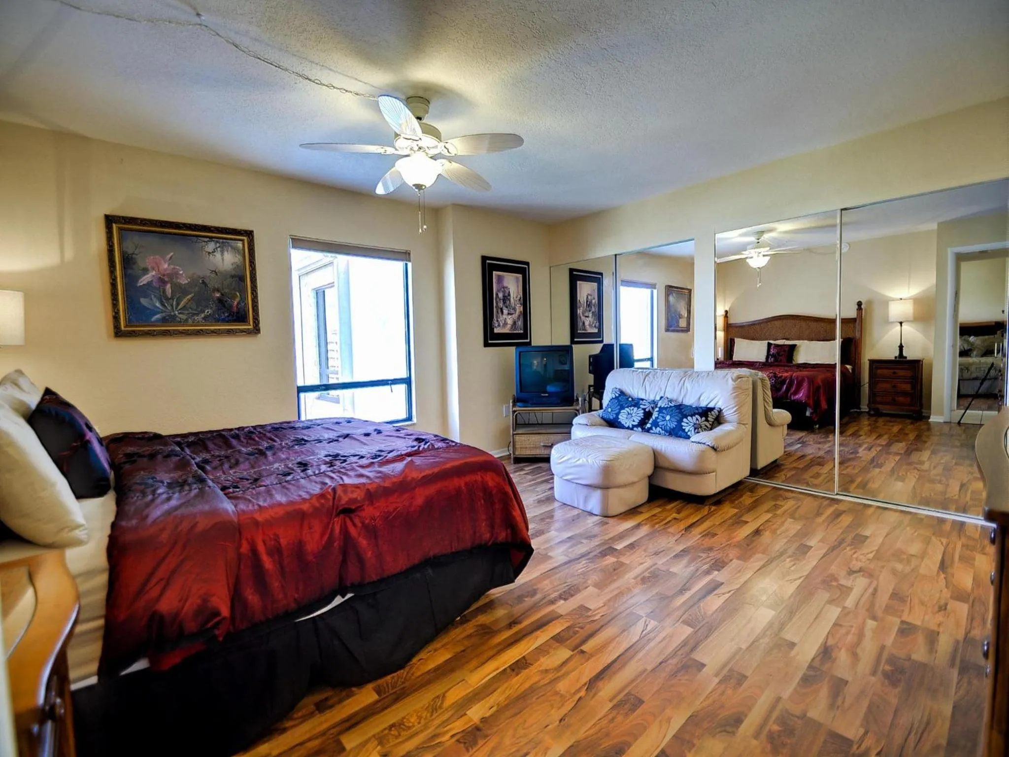 Bed in 440 West Condos 905S