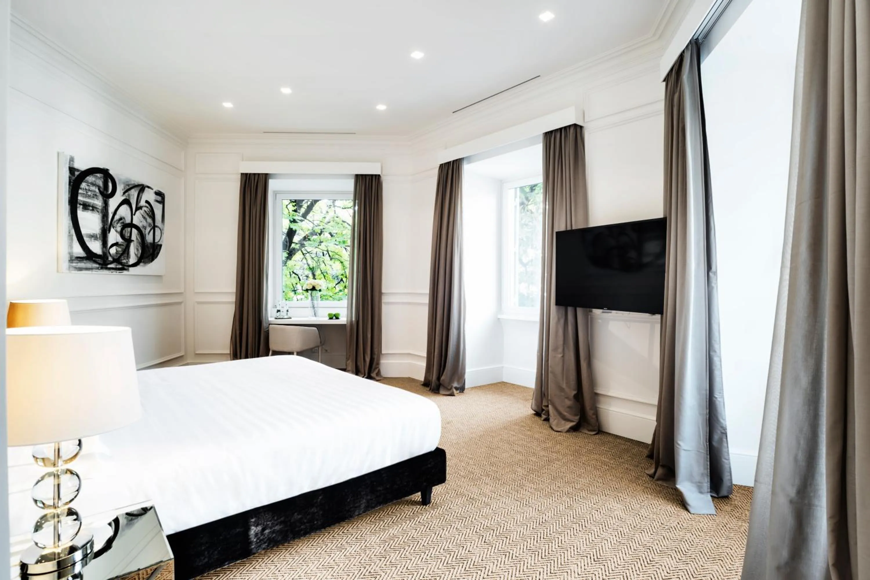 Photo of the whole room, Bed in The Shire Hotel