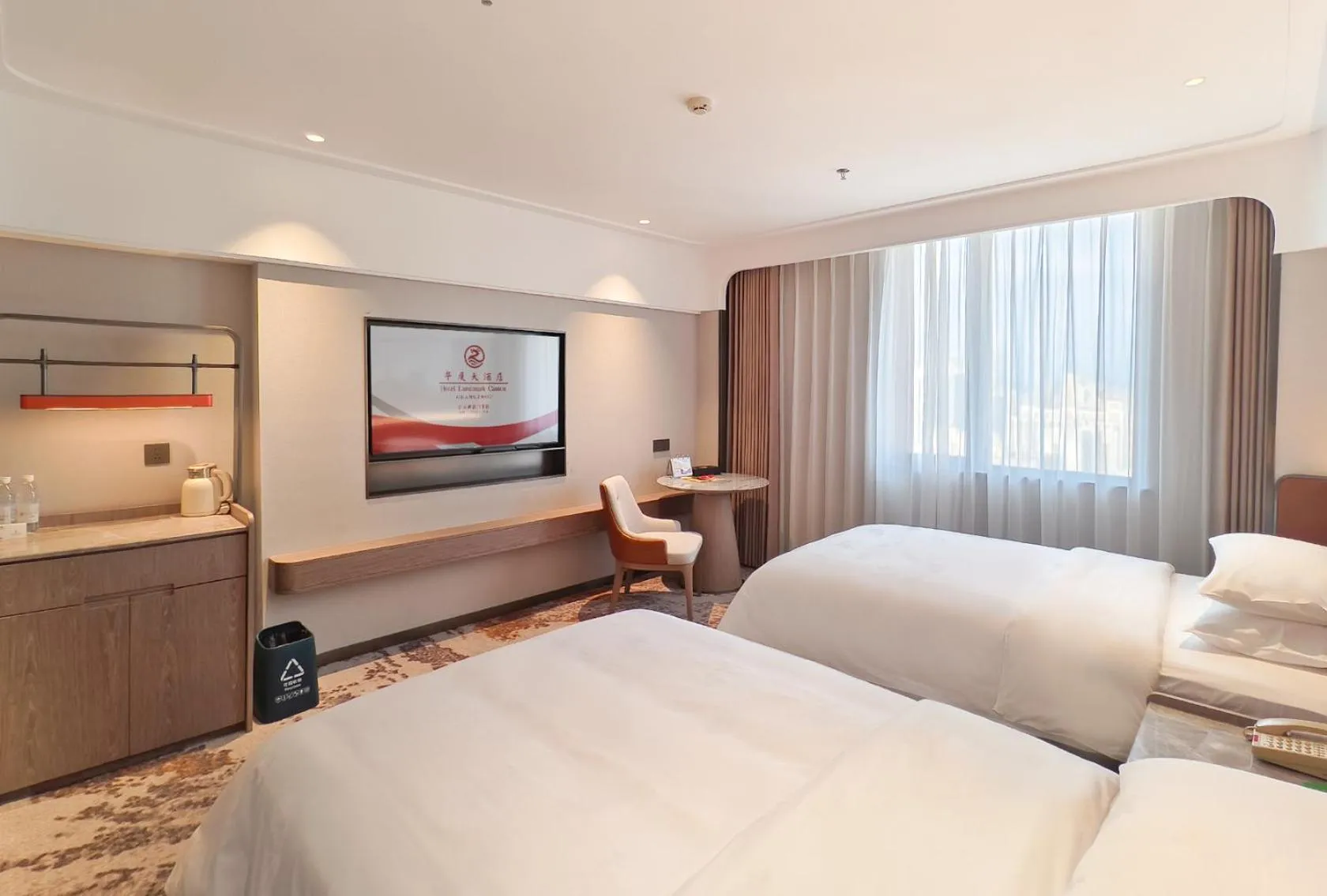 Photo of the whole room, Bed in Hotel Landmark Canton