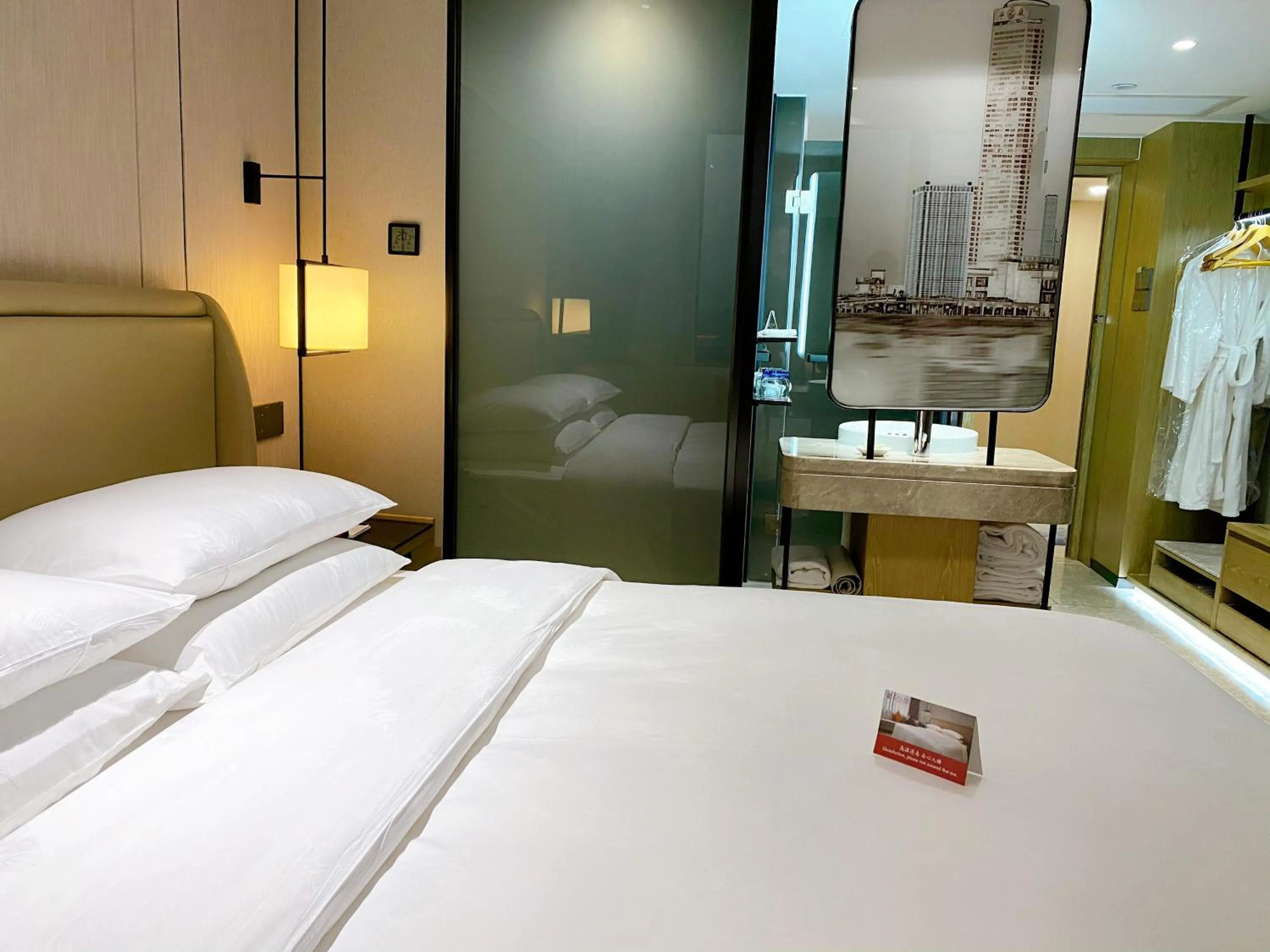 Photo of the whole room, Bed in Hotel Landmark Canton