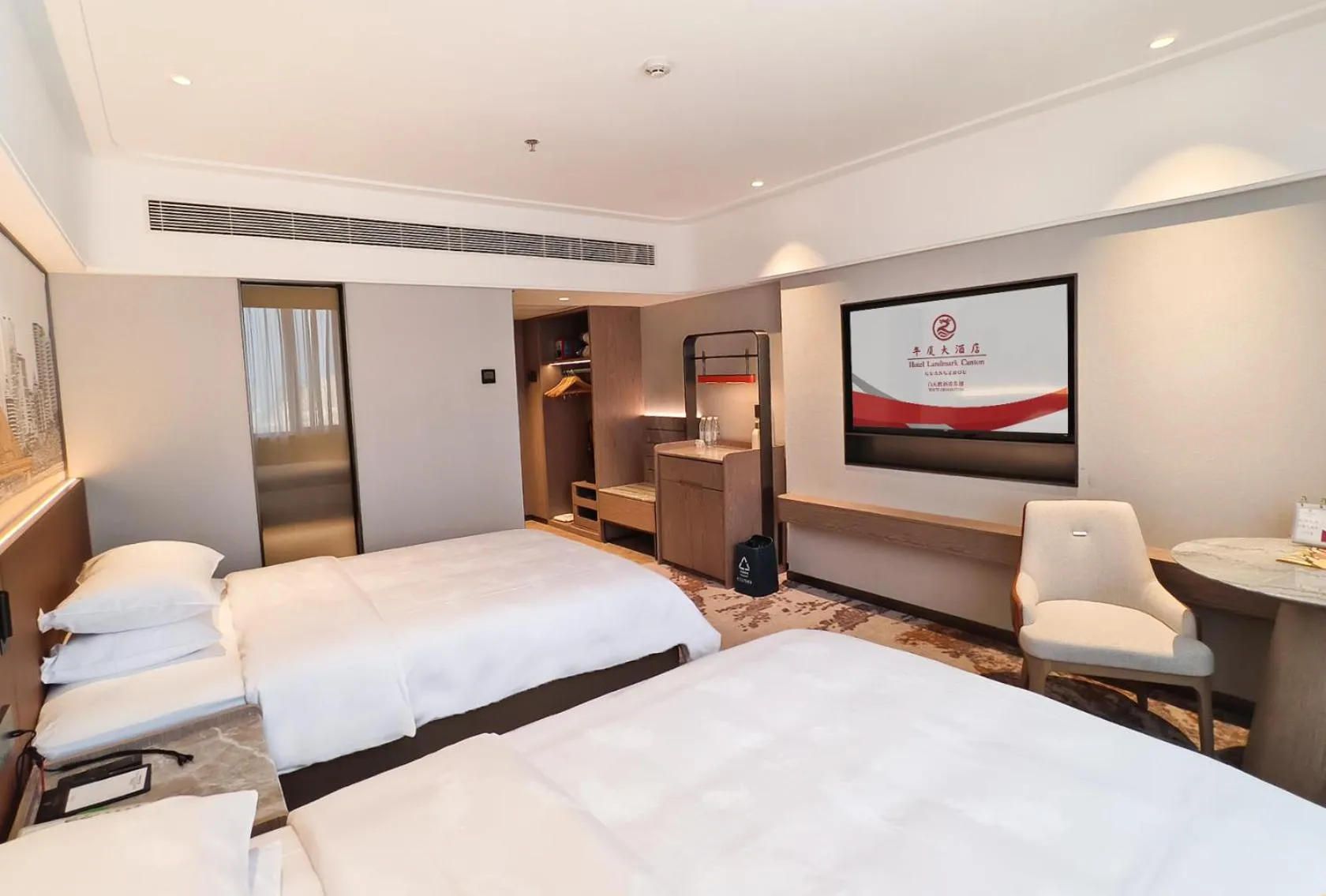 Photo of the whole room, Bed in Hotel Landmark Canton