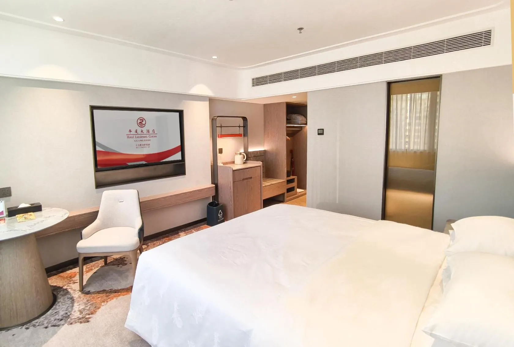 Photo of the whole room, Bed in Hotel Landmark Canton