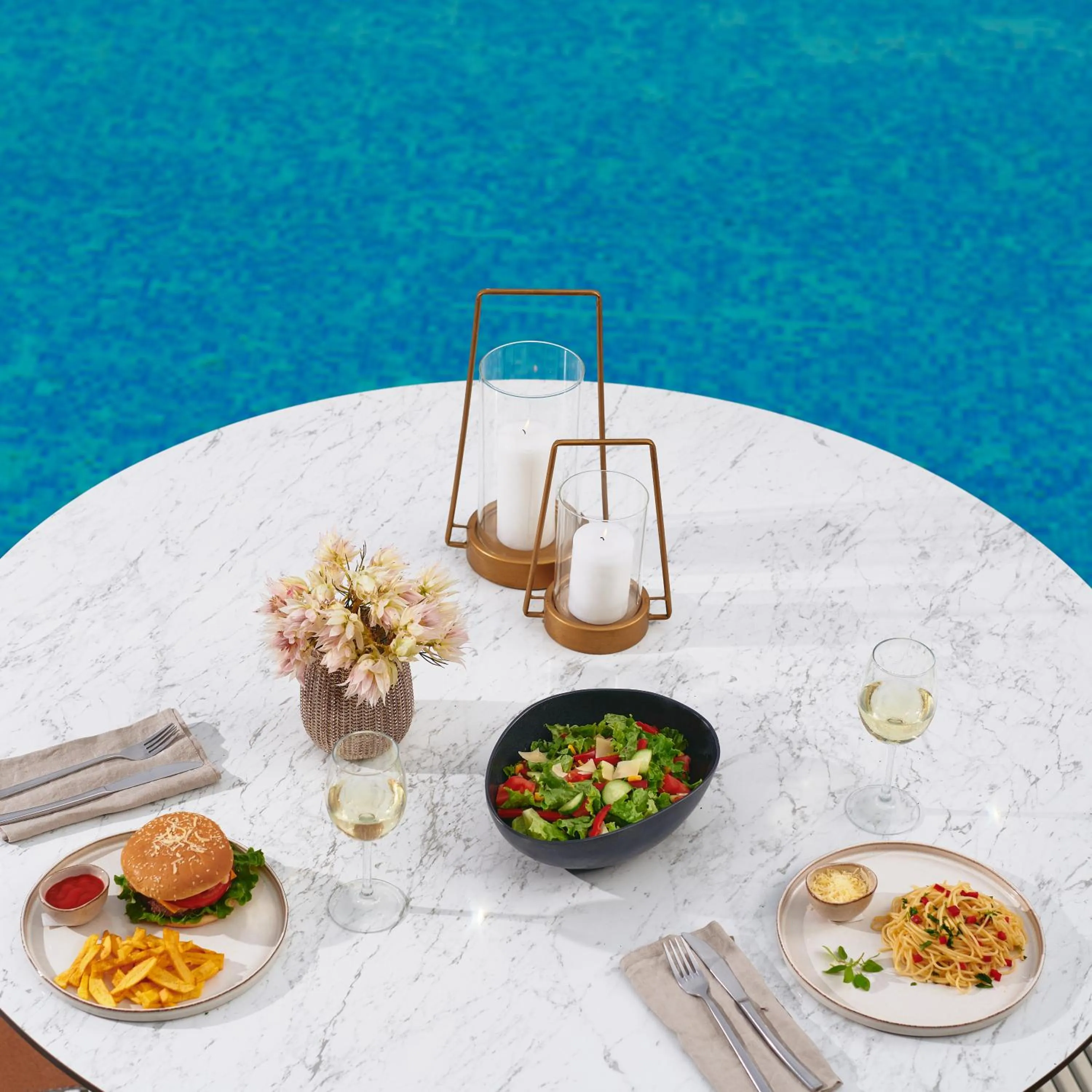 Restaurant/places to eat in Maison Hotel