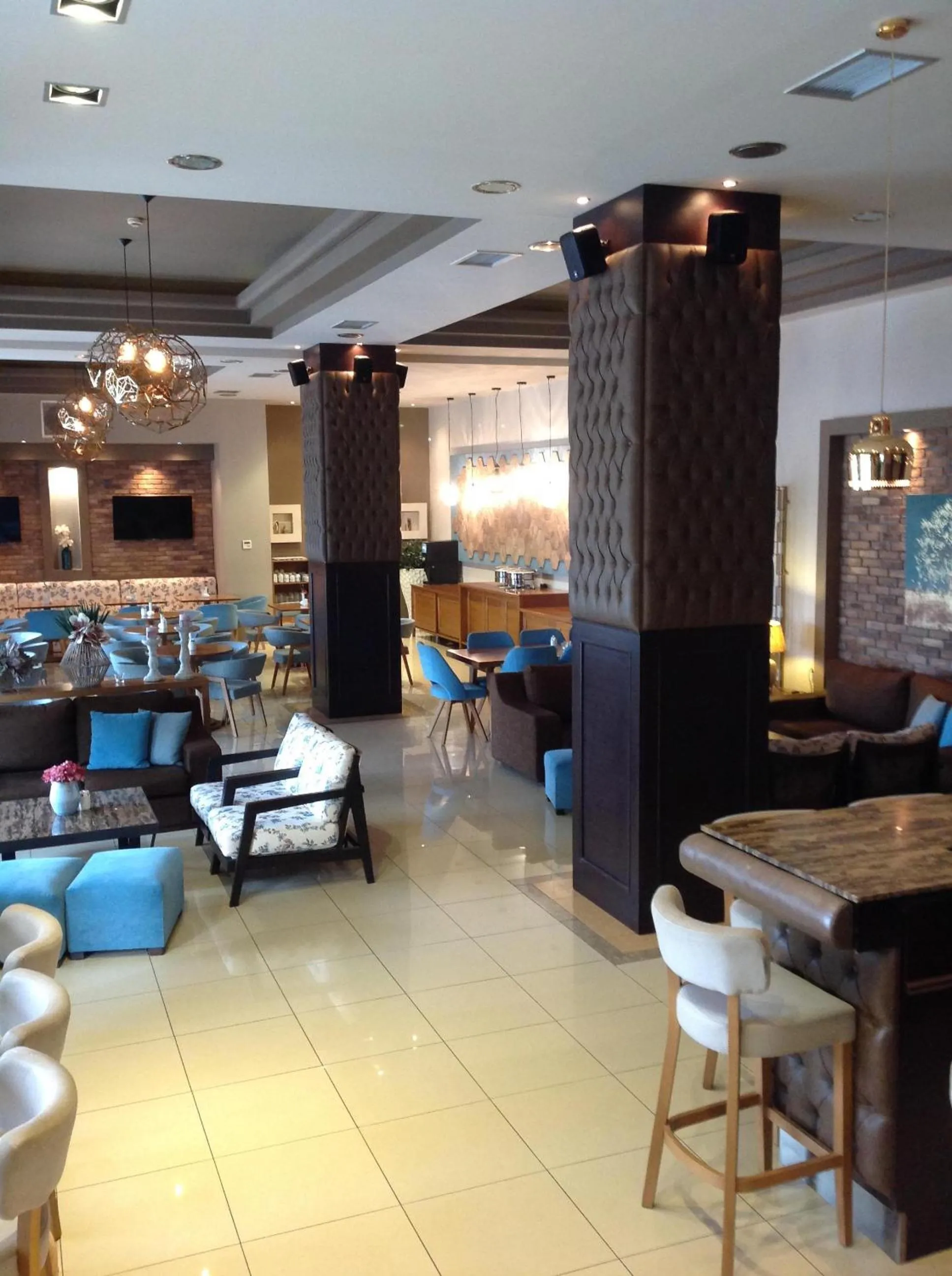 Restaurant/places to eat in Maison Hotel