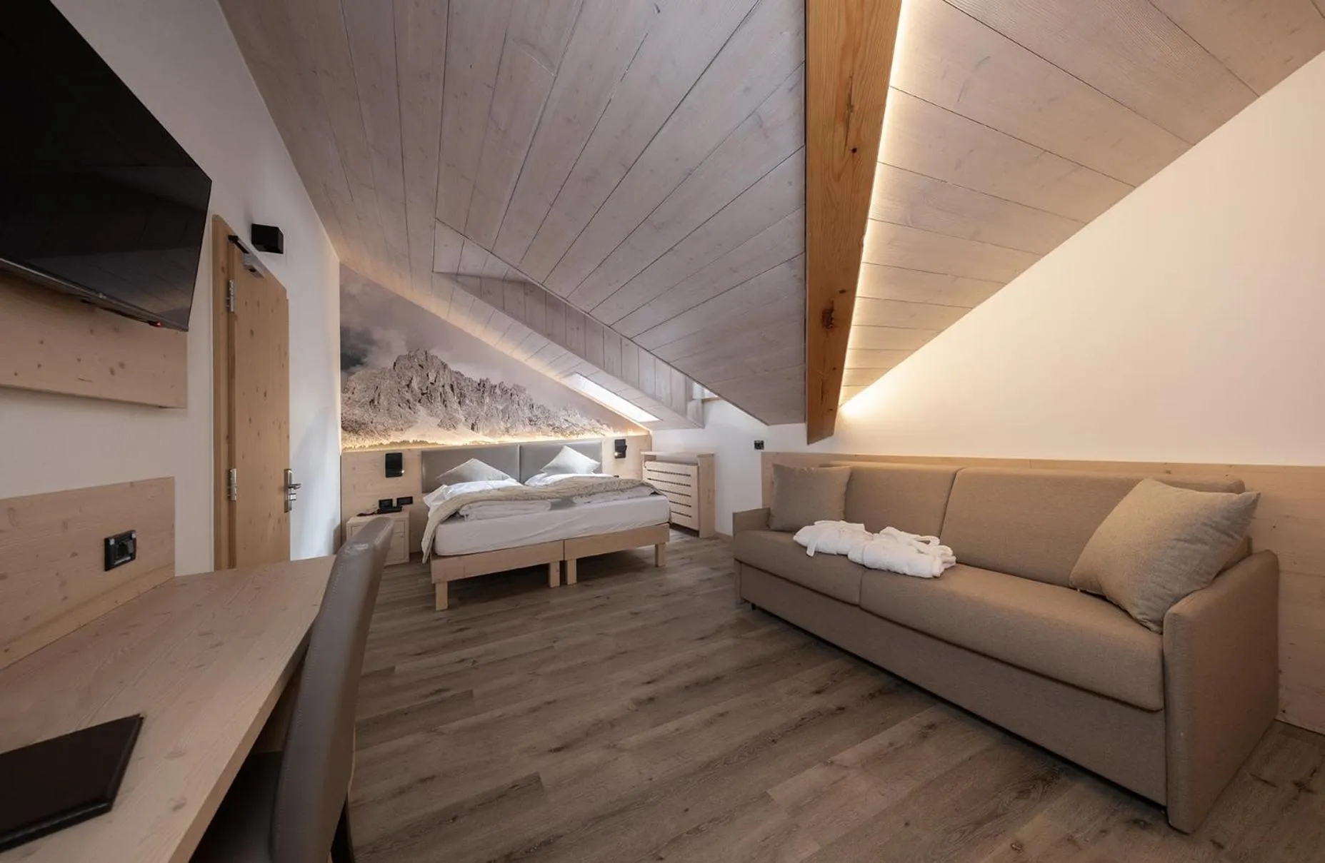 Photo of the whole room, Bed in Hotel Canada