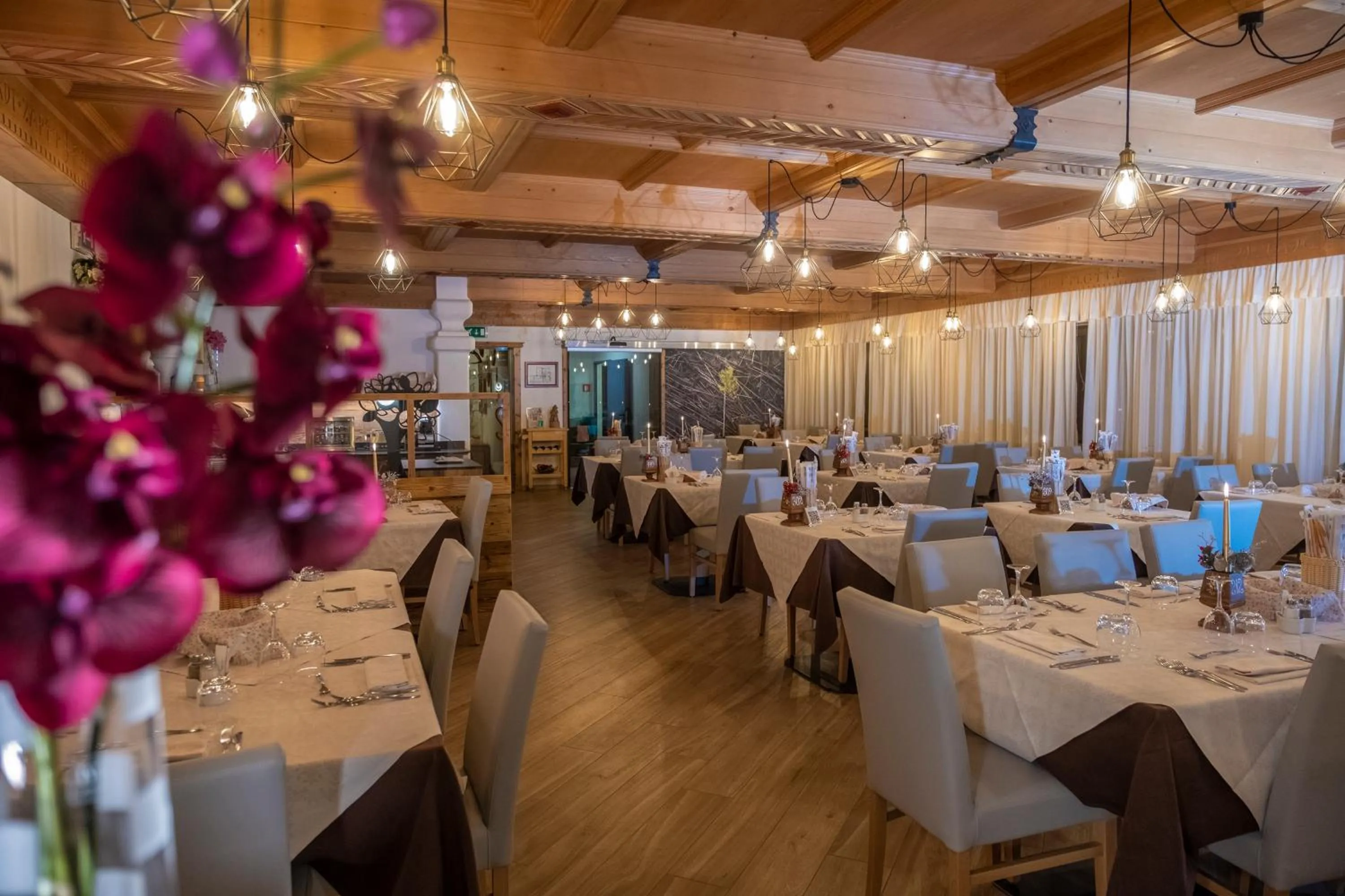 Restaurant/places to eat in Hotel Canada