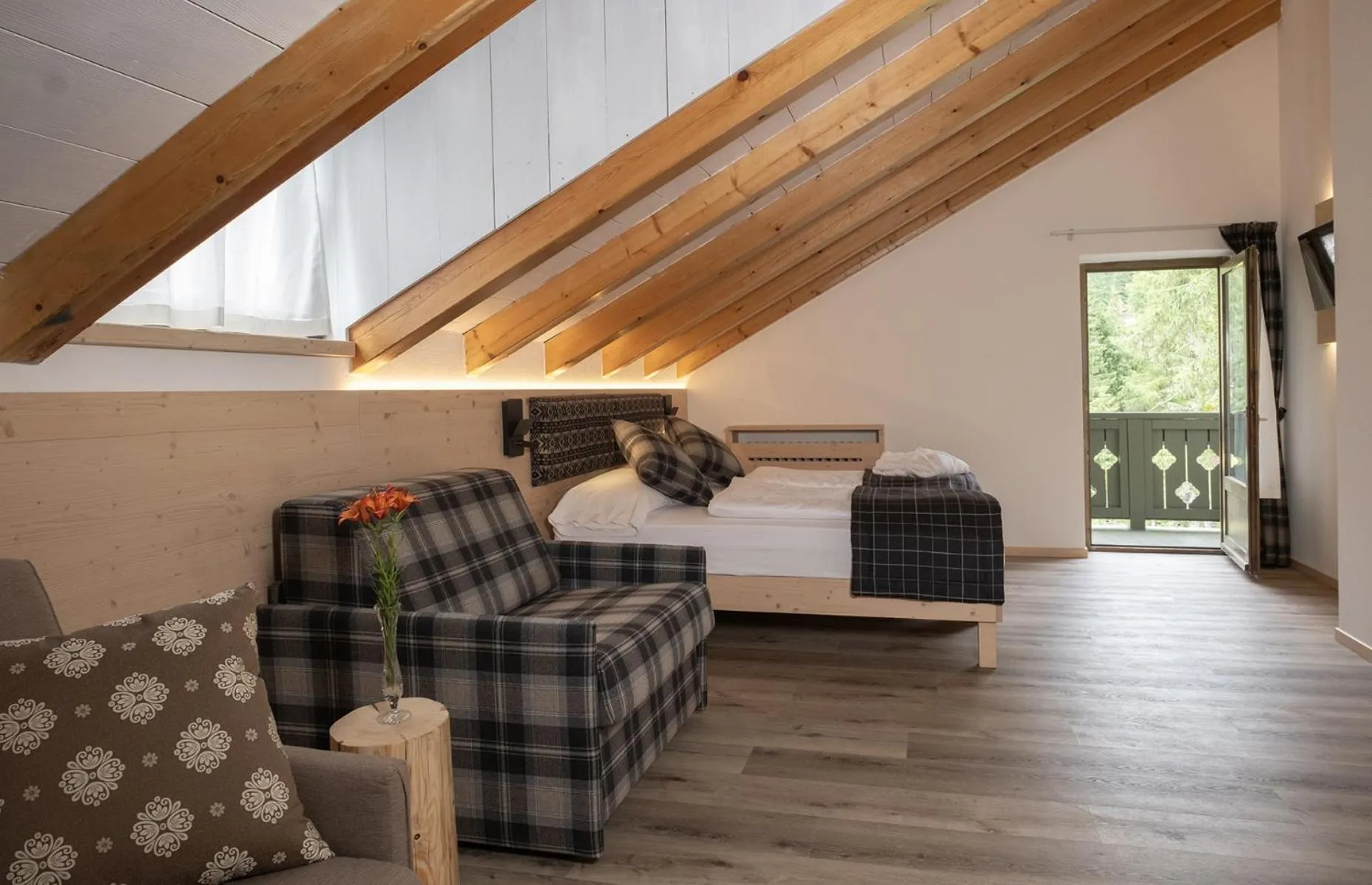 Photo of the whole room in Hotel Canada